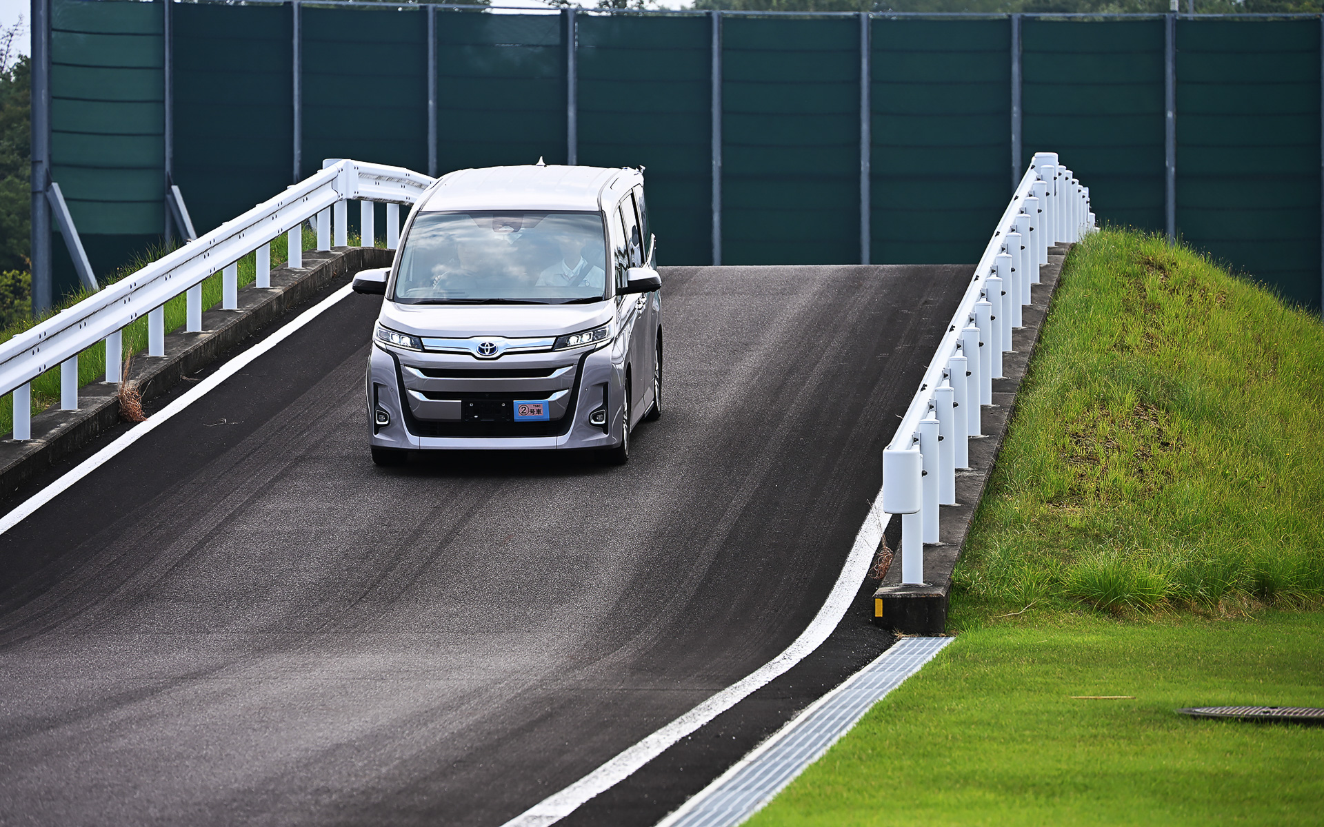 トヨタソフトウェアアカデミーで学んだソフトウェア技術者が、実車を使って実際のテストコースを走らせていた。この技術者集団は、グループ会社の社員や、トヨタ自動車の新卒入社で、新卒入社に至っては、わずか3か月で開発したソフトウェアを実車に実装して成果を披露している