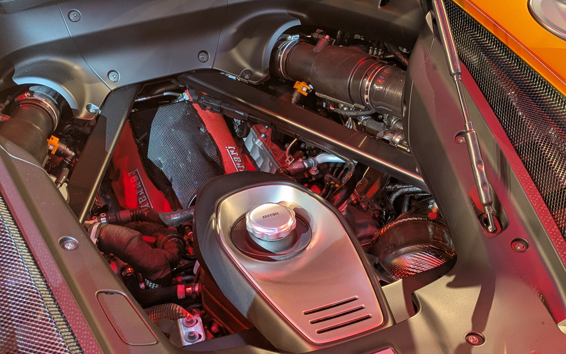 内燃エンジンは830CVを発生するV型8気筒4.0リッターツインターボエンジン