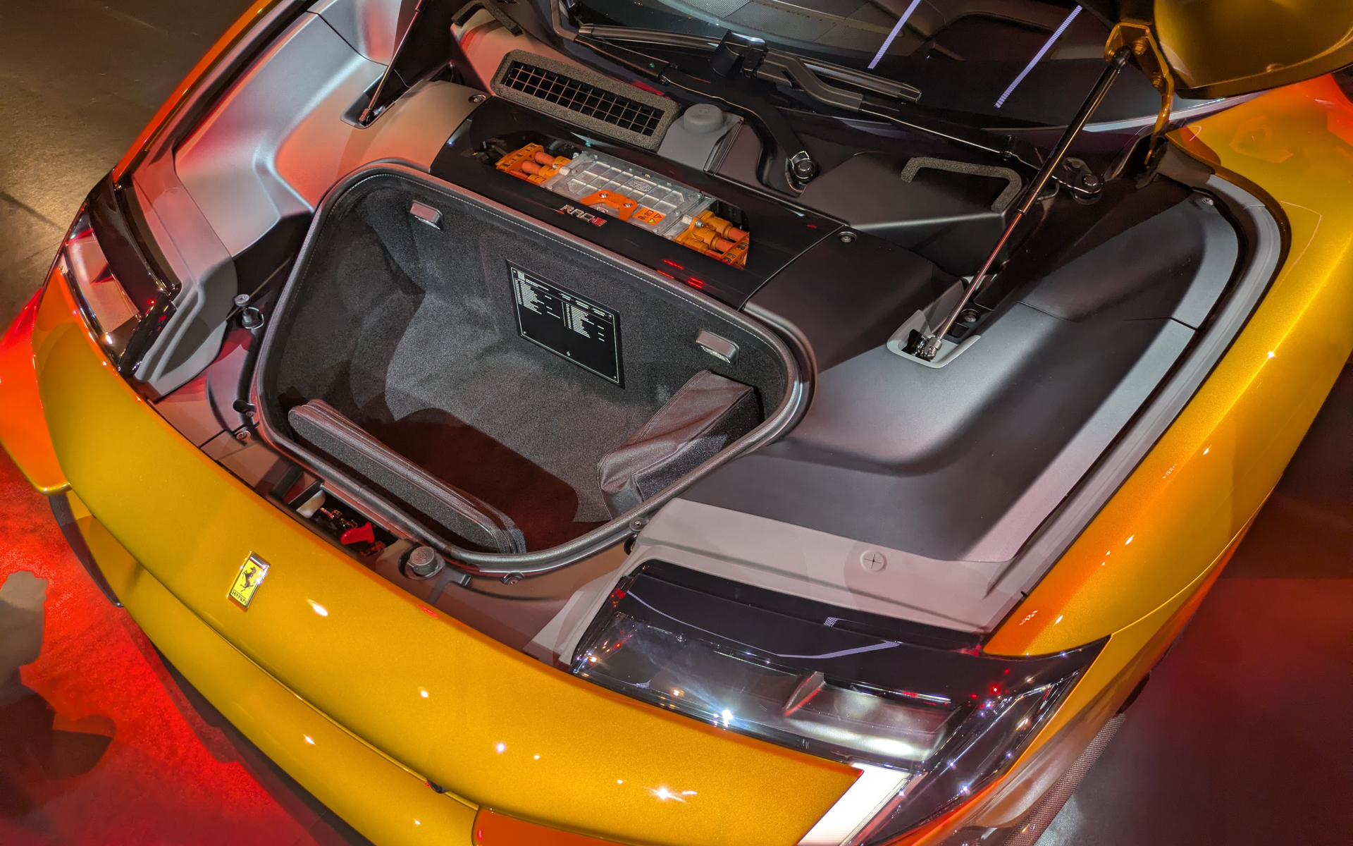 フロンク（フロントトランク）も完備。バルクヘッド側には電子制御コーナリング・セットアップ・レギュレーターシステムのロゴ「RAC-E」が配される