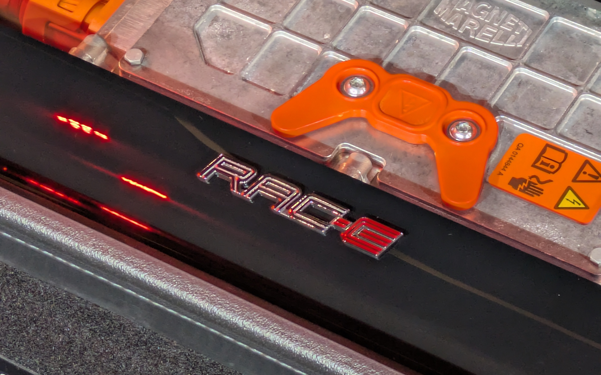 フロンク（フロントトランク）も完備。バルクヘッド側には電子制御コーナリング・セットアップ・レギュレーターシステムのロゴ「RAC-E」が配される