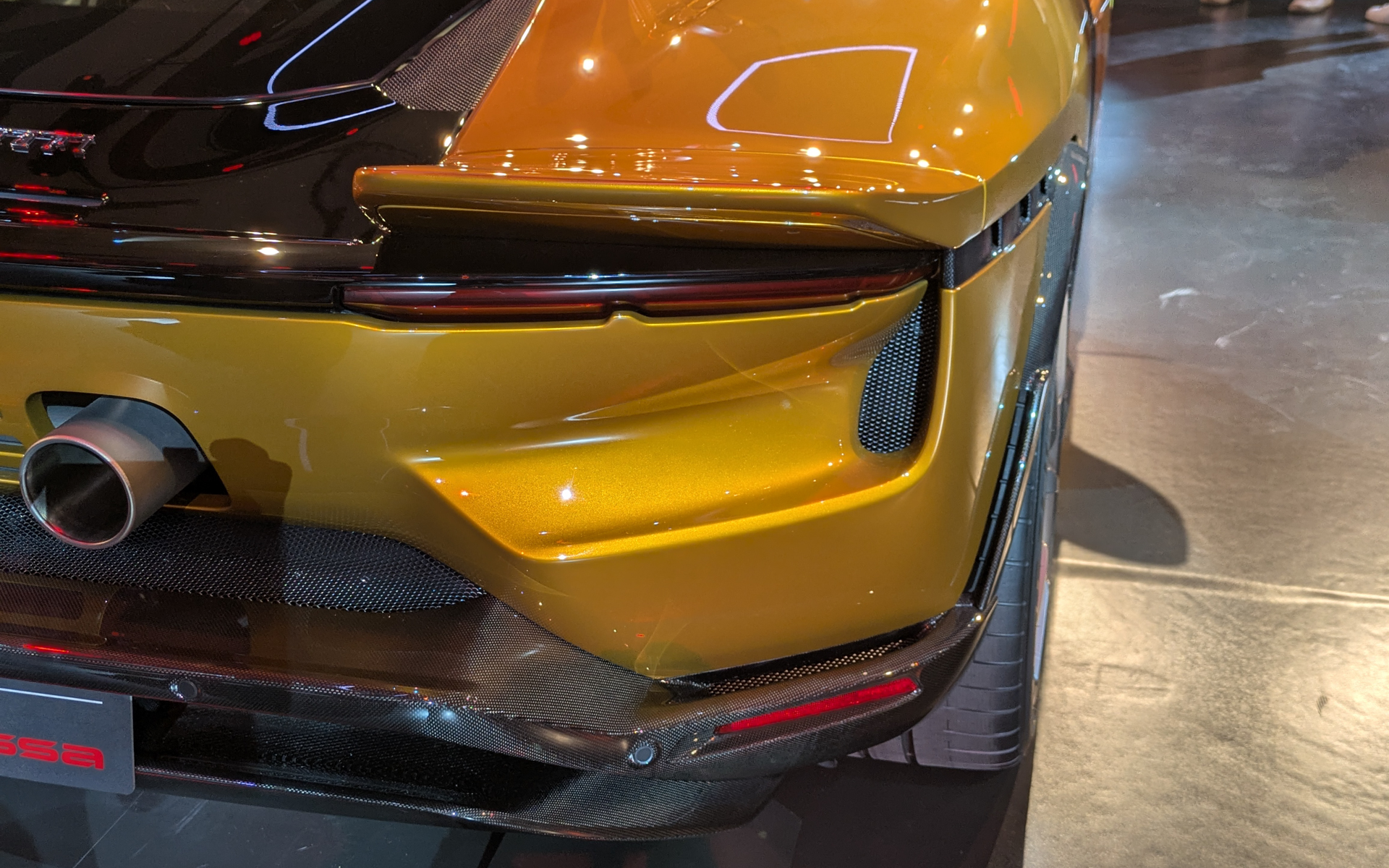 テールは両側が跳ね上がったウイング形状となっている