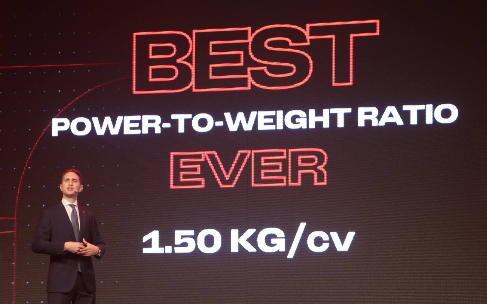 849テスタロッサを解説するフェラーリ S.p.A. ヘッド オブ プロダクト マーケティング マネージャー マルコ・スペッソット氏