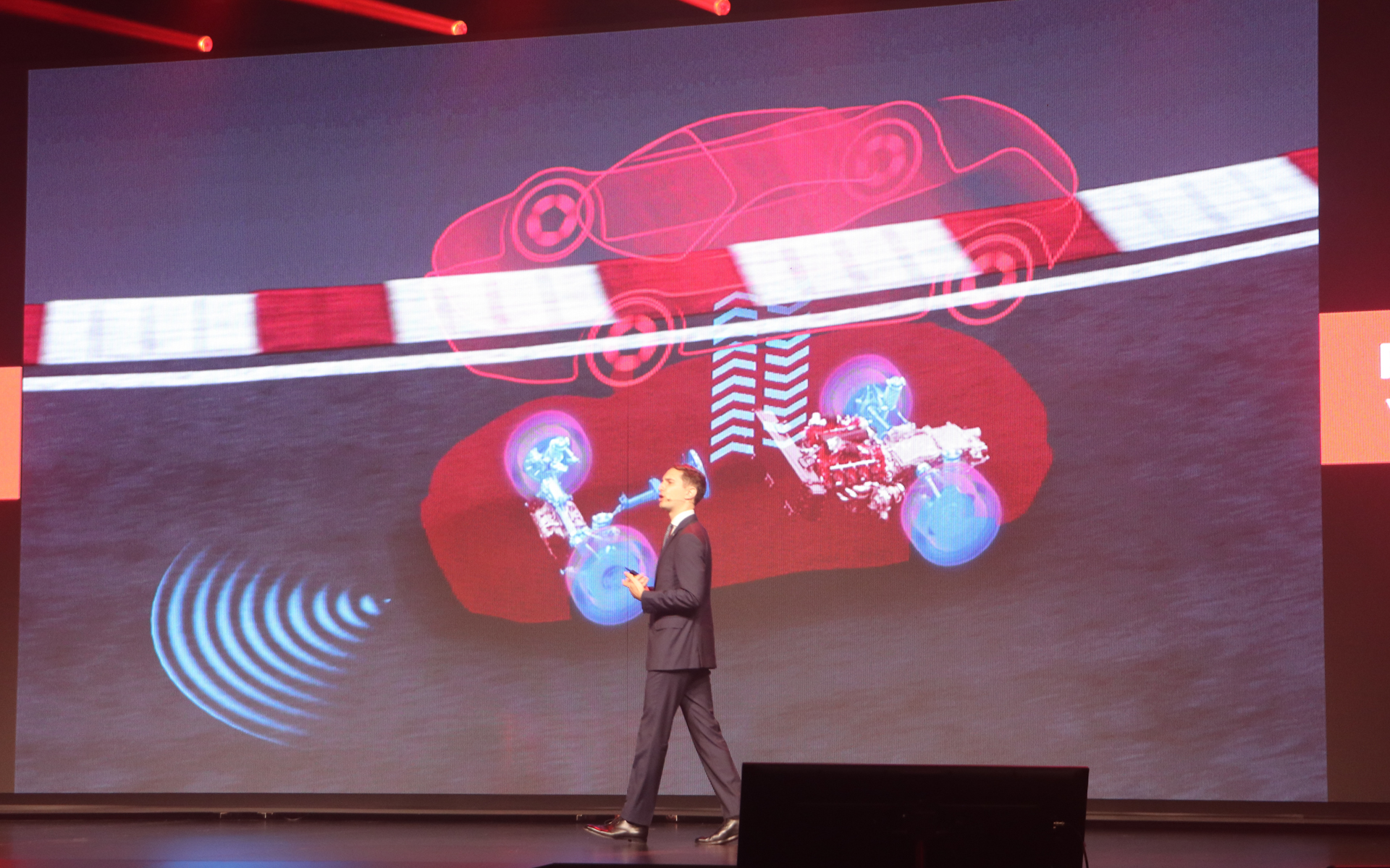 ADASも最新仕様を搭載。7.45kWhのリチウムイオンバッテリを搭載し、eDRIVEモード（完全電力走行）は25km