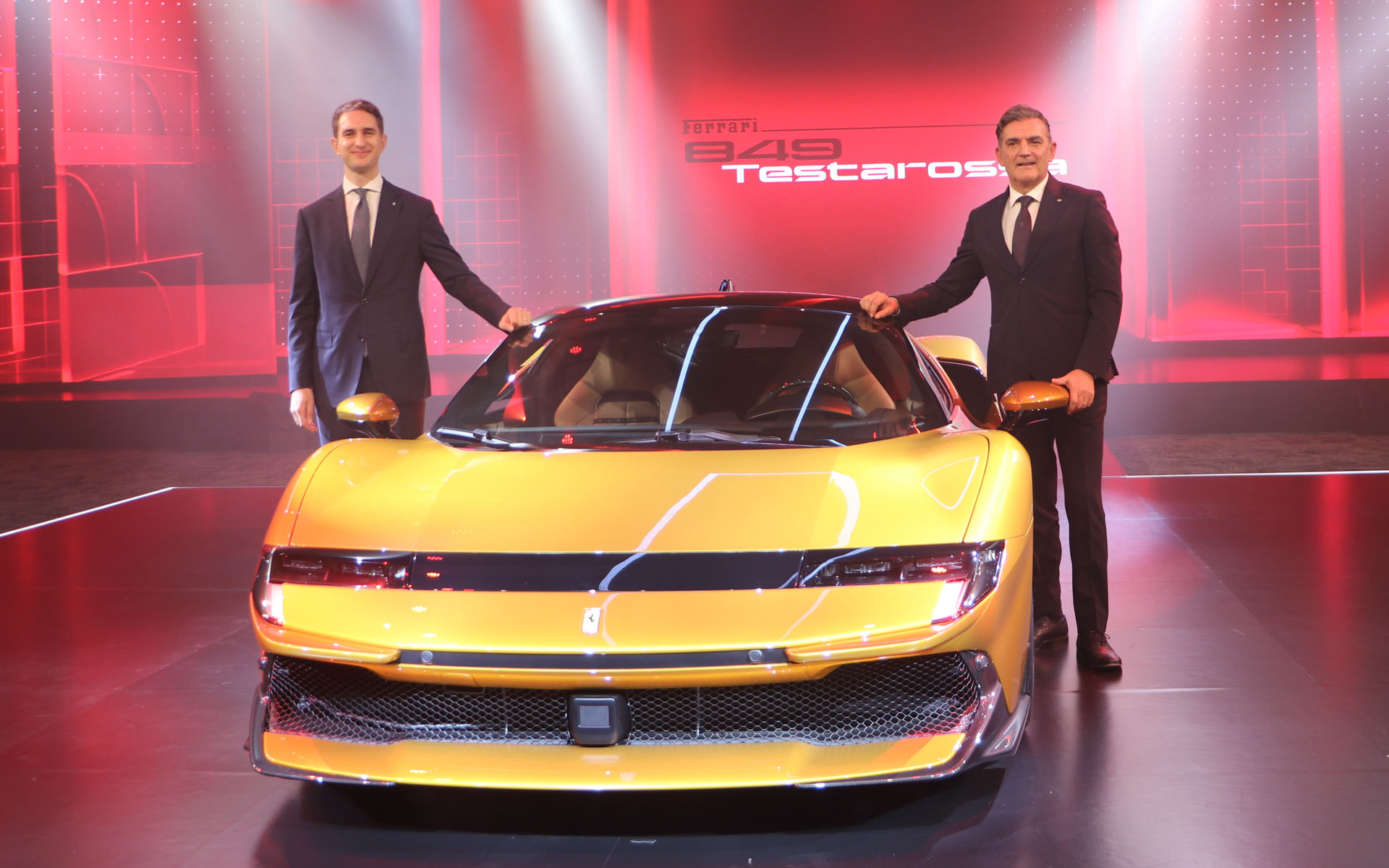 フェラーリ「849テスタロッサ」の発表説明会を実施したフェラーリ S.p.A. ヘッド オブ プロダクト マーケティング マネージャー マルコ・スペッソット氏（右）と、フェラーリ・ジャパン 代表取締役社長のドナート・ロマニエッロ氏（左）