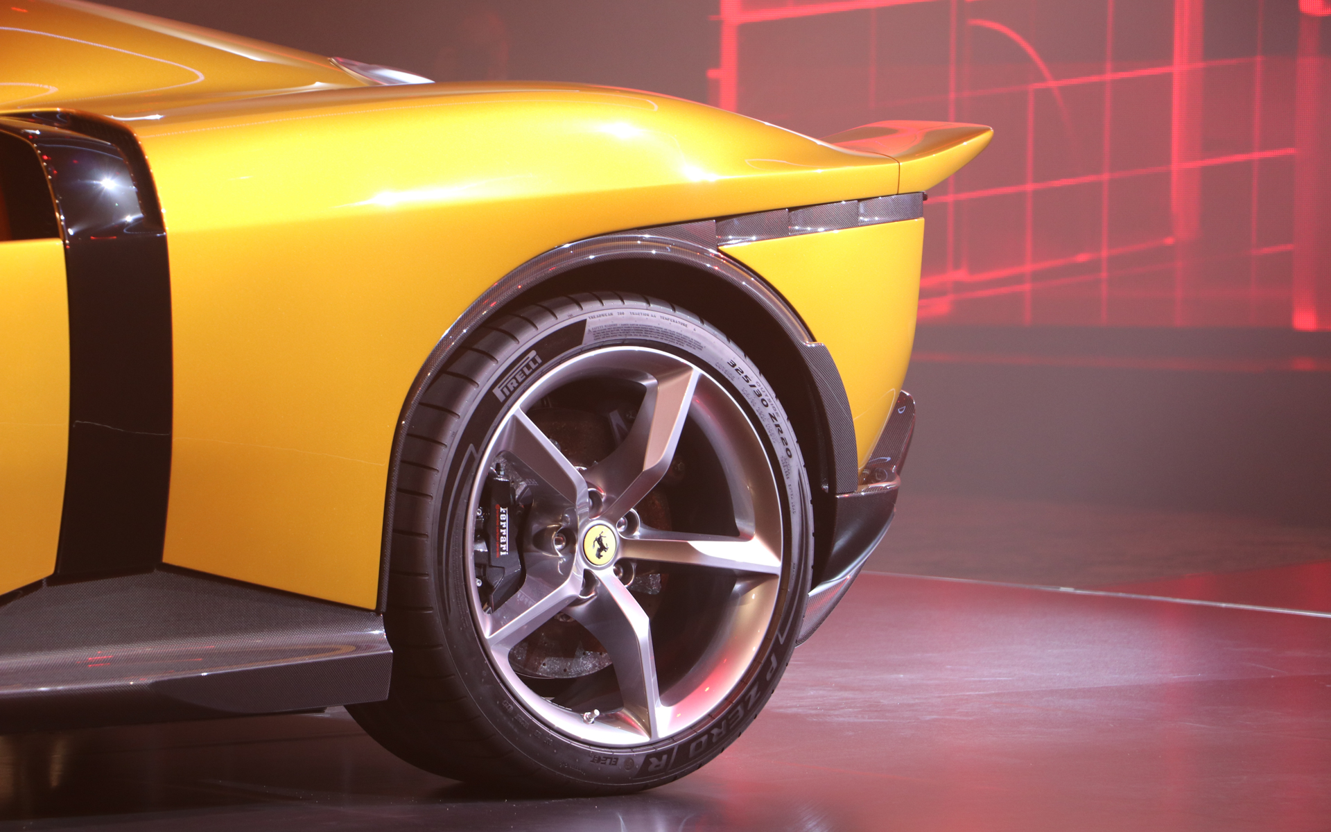 テールは両側が跳ね上がったウイング形状となっている