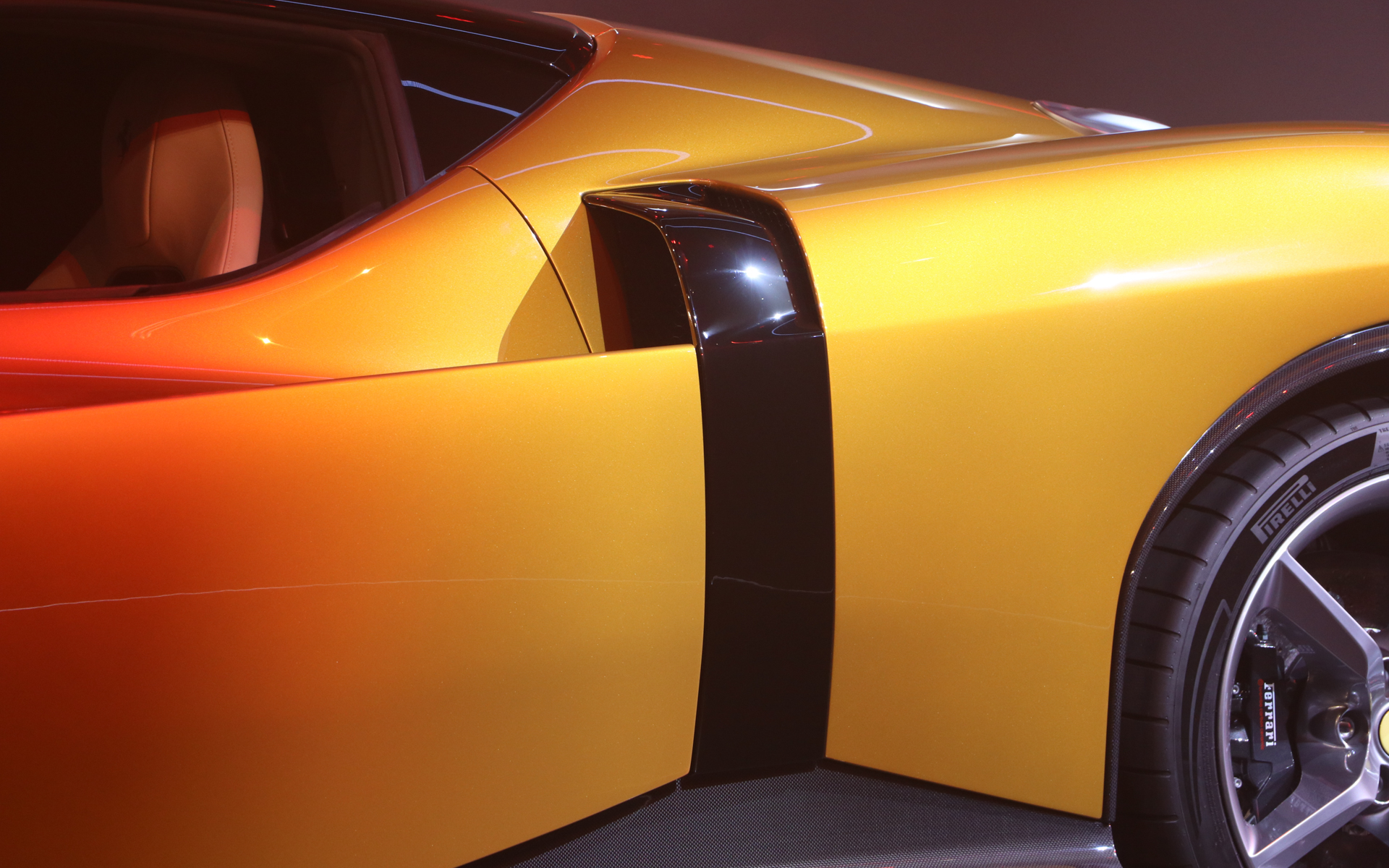 ドアの横の溝からインタークーラーへと空気が送られる