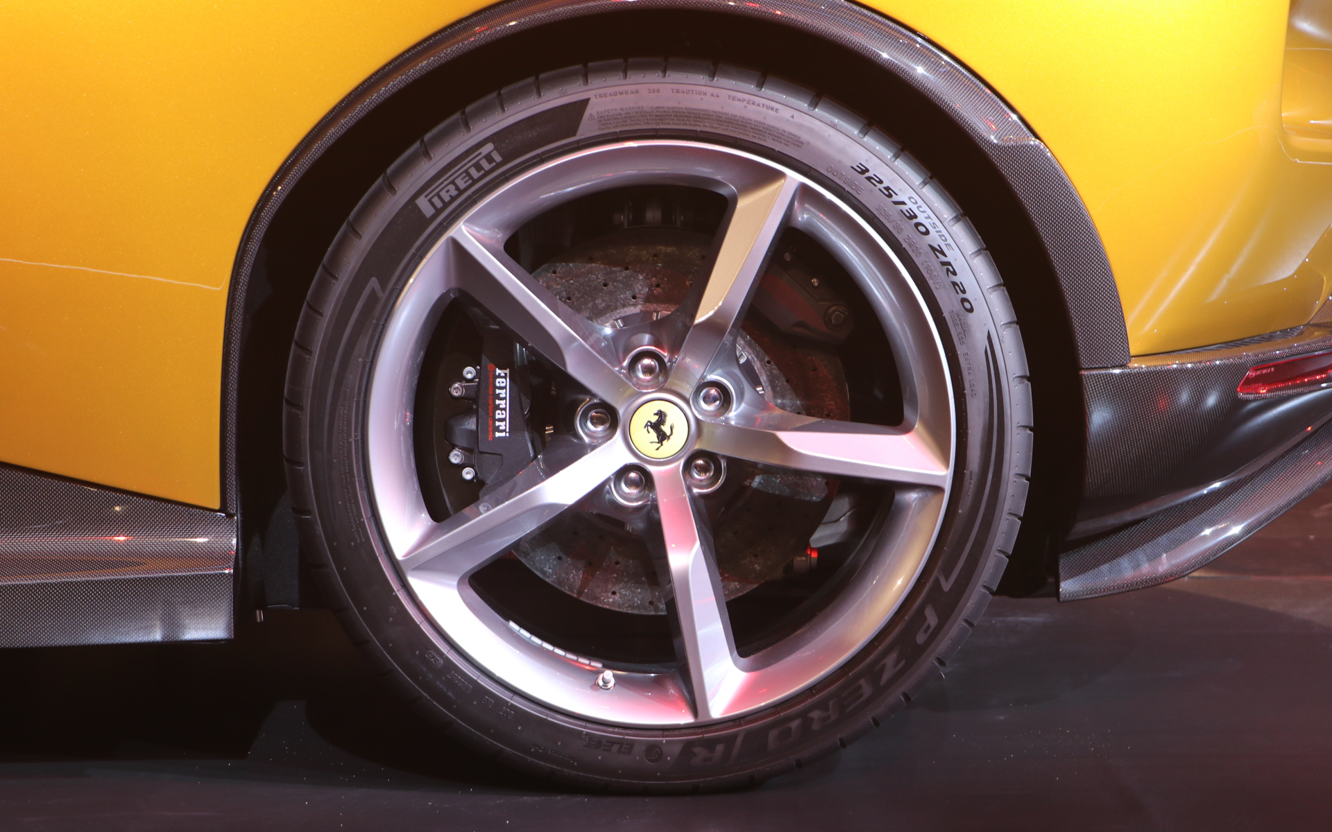 タイヤはサイズはフロントが265/35R20、リアが325/30R20。ミシュラン、ピレリ、ブリヂストンの3社の製品から選べる