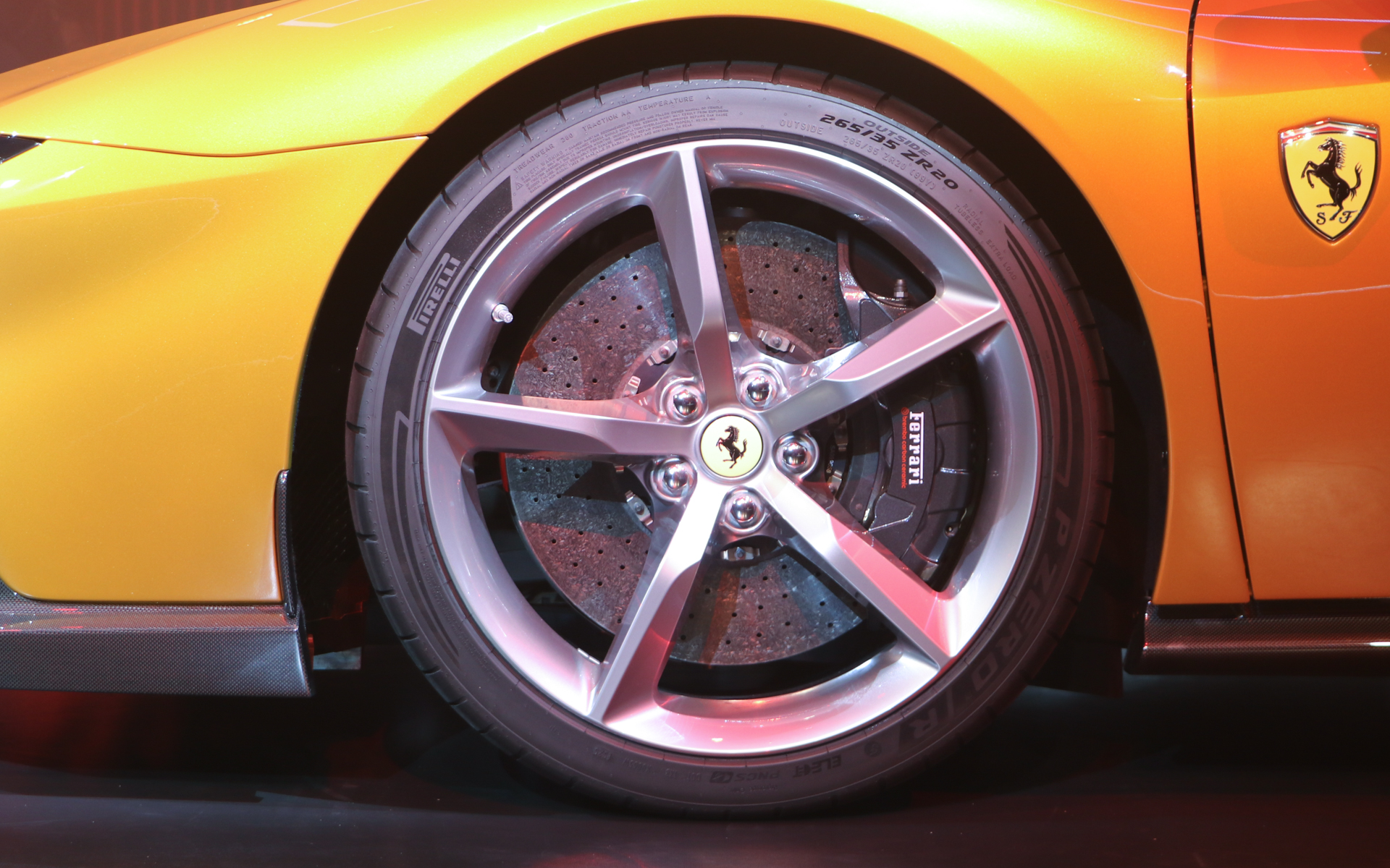 タイヤはサイズはフロントが265/35R20、リアが325/30R20。ミシュラン、ピレリ、ブリヂストンの3社の製品から選べる