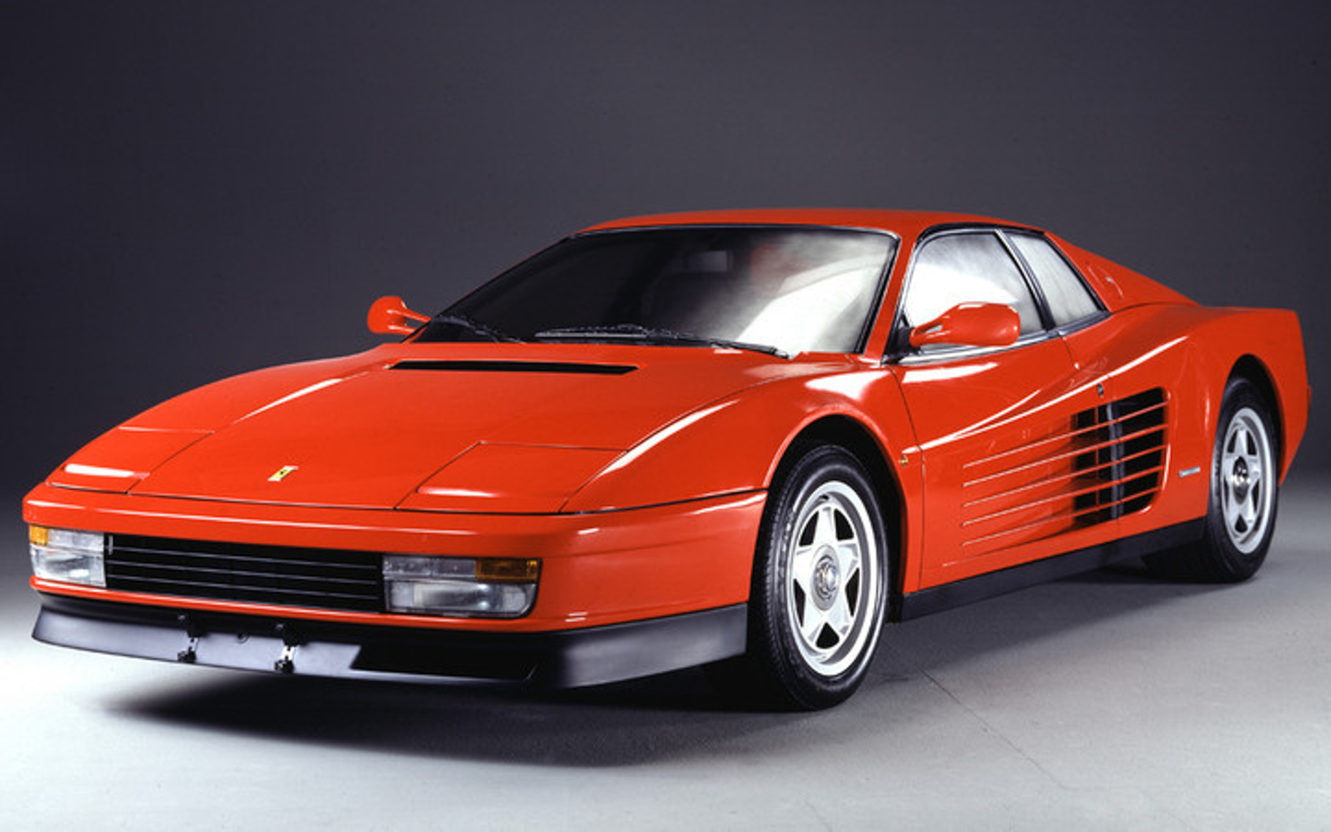 1984年10月のパリ・サロンで「512 BBi」の後継車として発表されたテスタロッサ