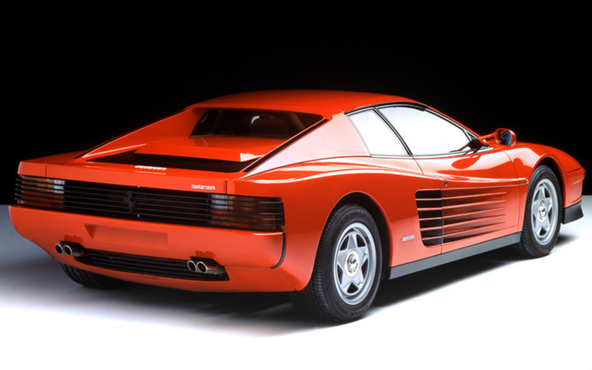 1984年10月のパリ・サロンで「512 BBi」の後継車として発表されたテスタロッサ