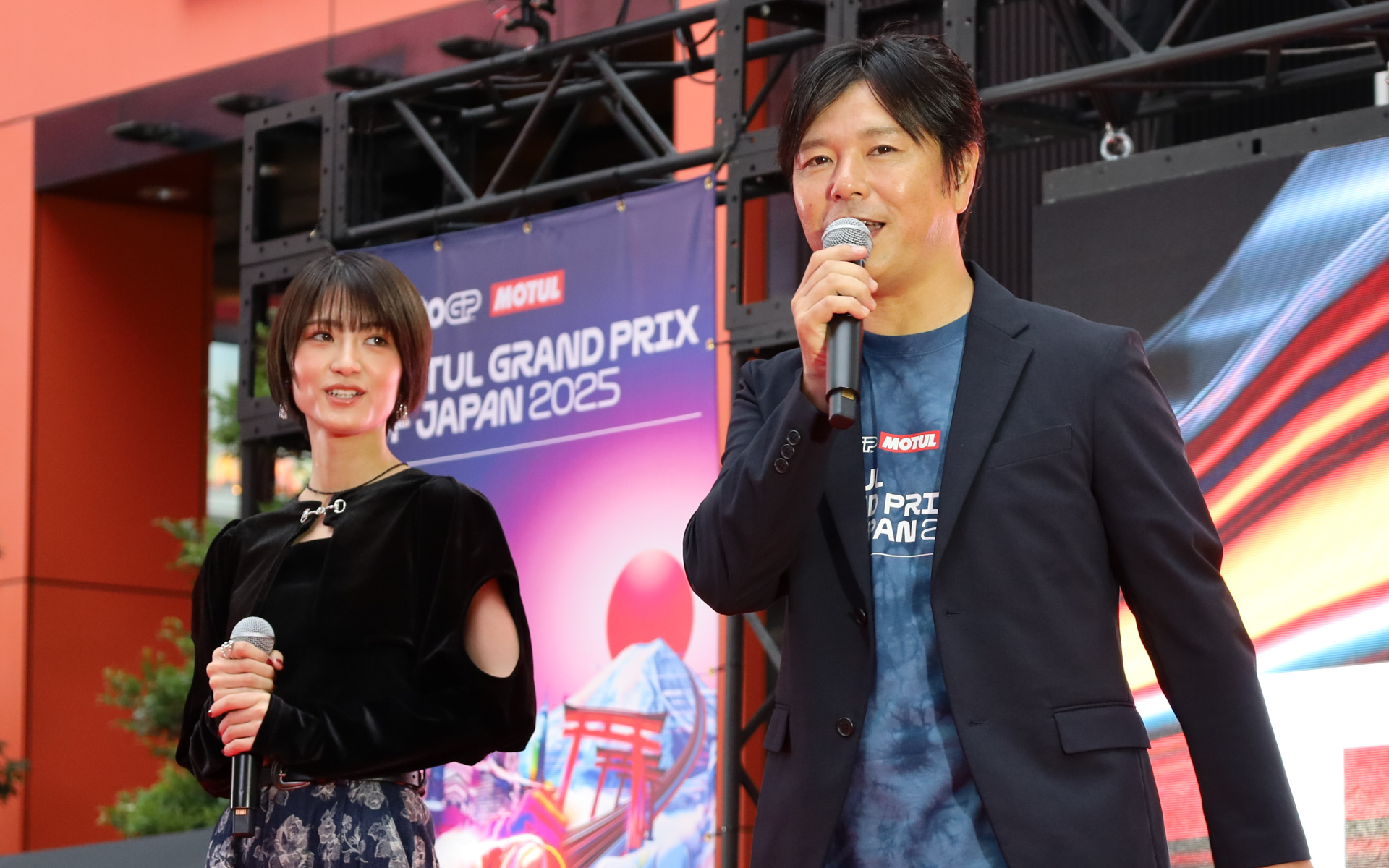 MotoGP日本グランプリ公式PR大使の若月佑美さんと、元MotoGPライダーの中野真矢氏によるトークイベントなどが展開された