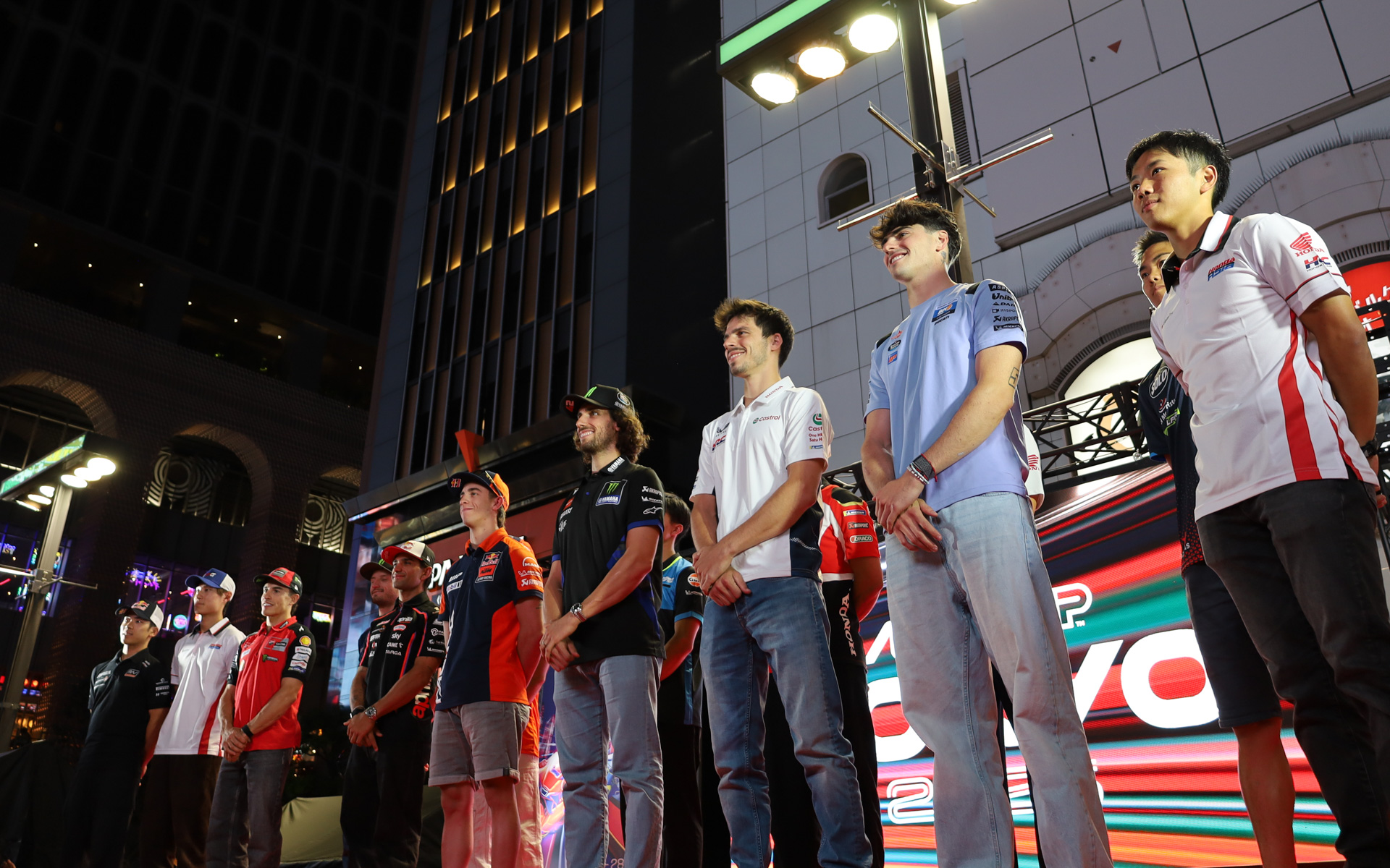 新宿歌舞伎町にMotoGP日本グランプリ参戦ライダーが集まった