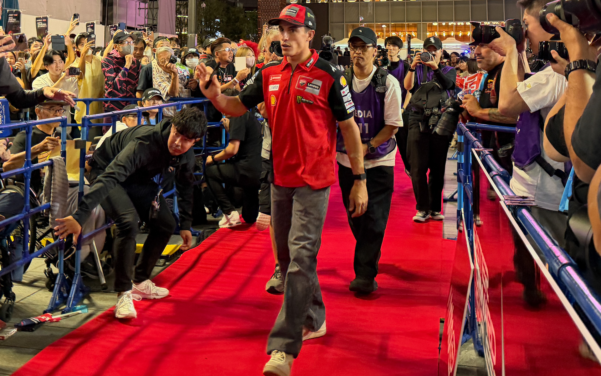 イベント会場にはレッドカーペットが敷かれファンとの交流が行なわれた