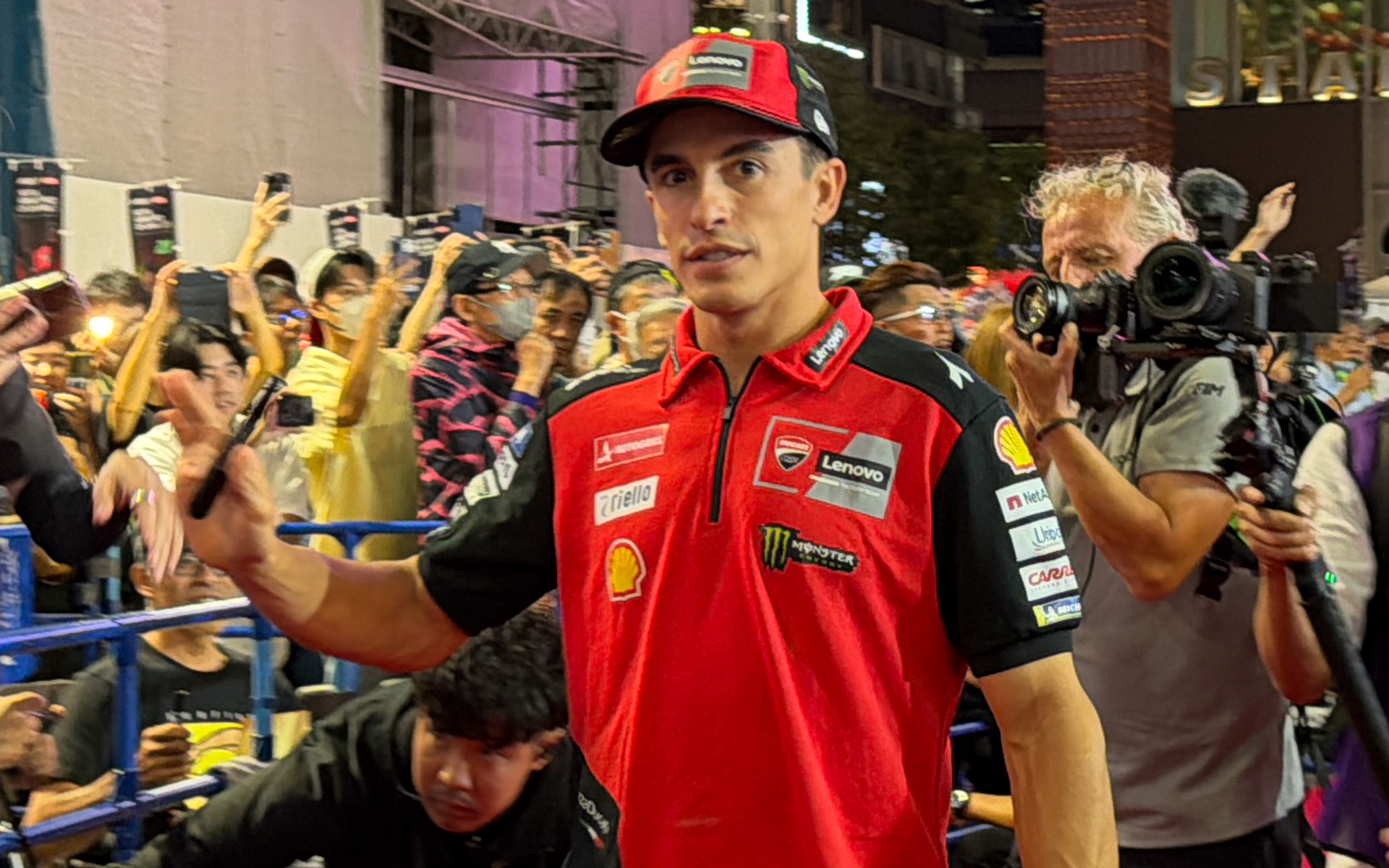 イベント会場にはレッドカーペットが敷かれファンとの交流が行なわれた