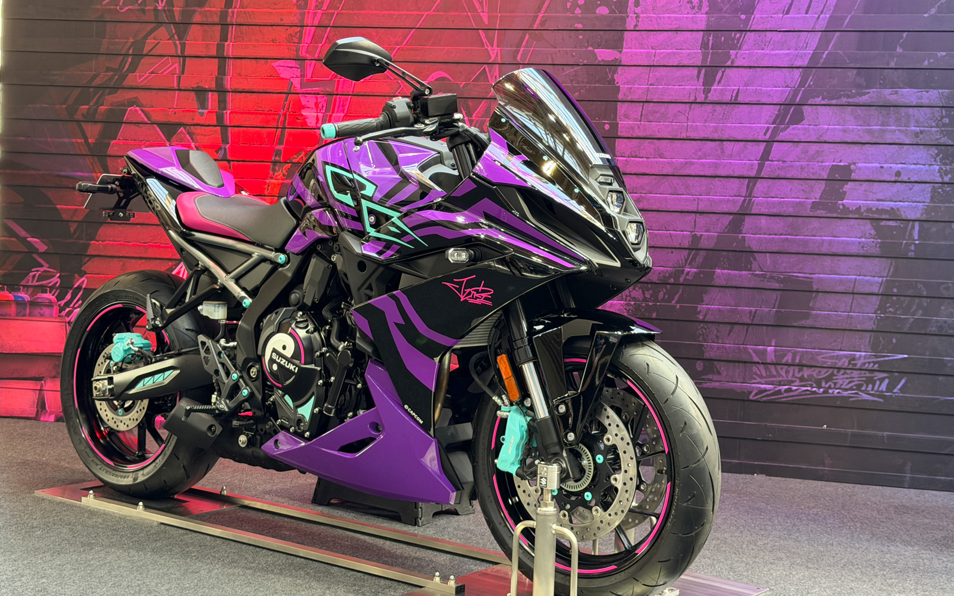 カプコンの人気ゲーム「ストリートファイター6」の登場キャラクター「ジュリ」をイメージしたコラボレーションバイク「GSX-8R Tuned by JURI」