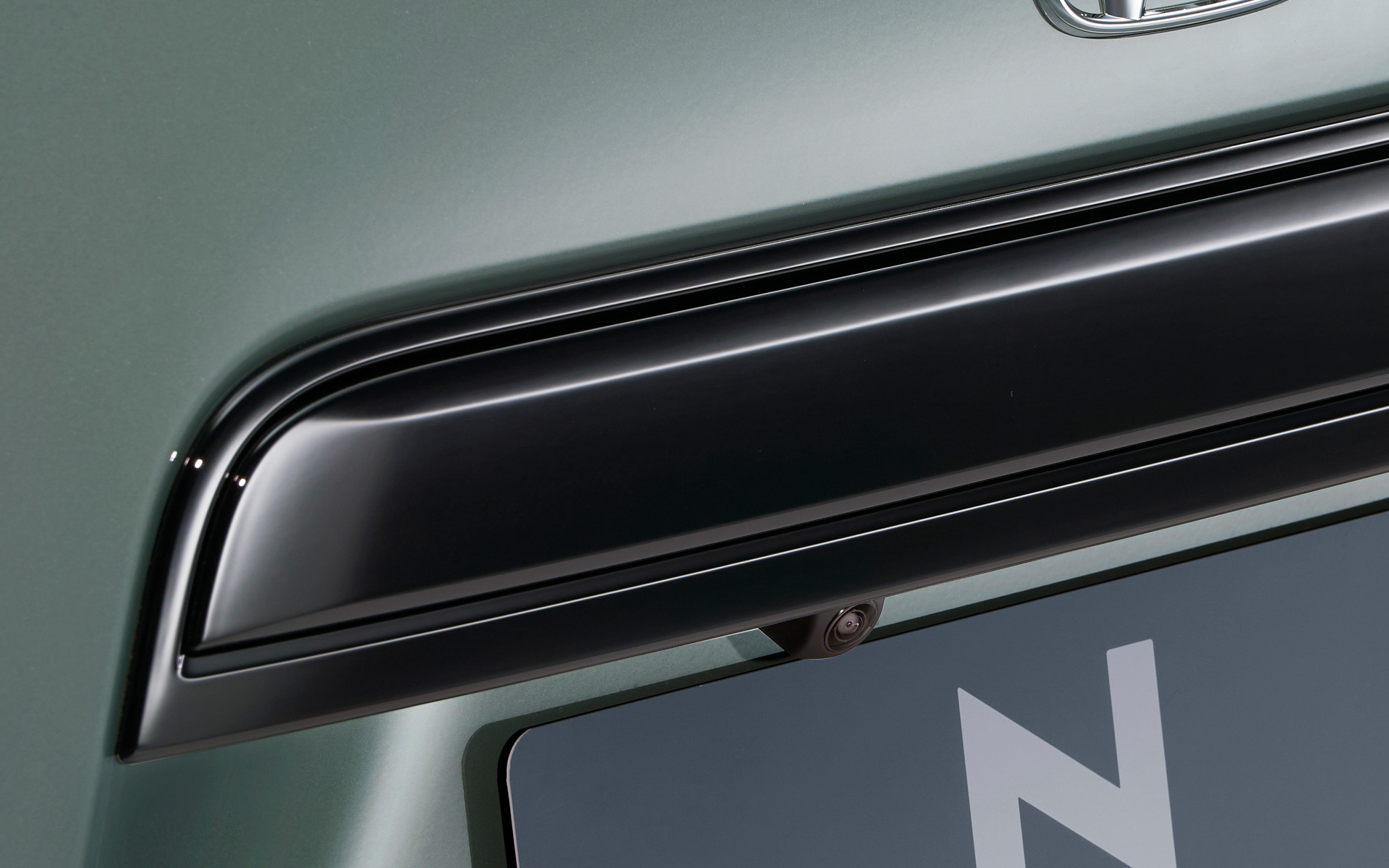 リアライセンスガーニッシュ、リアライセンスガーニッシュモール（ベルリナブラック塗装）