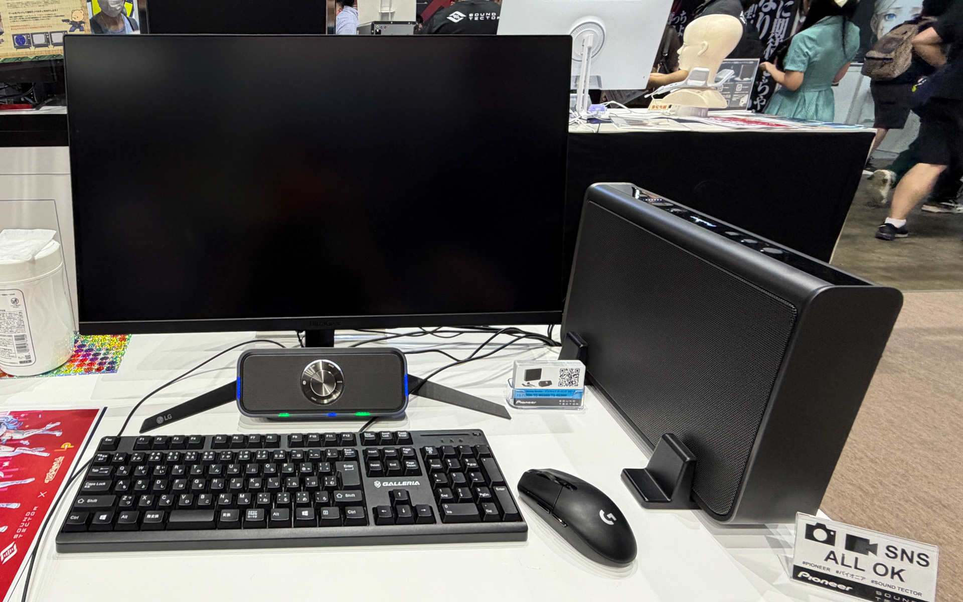 写真右端が「スリムパワードサブウーファー」（TQ-WG3000）