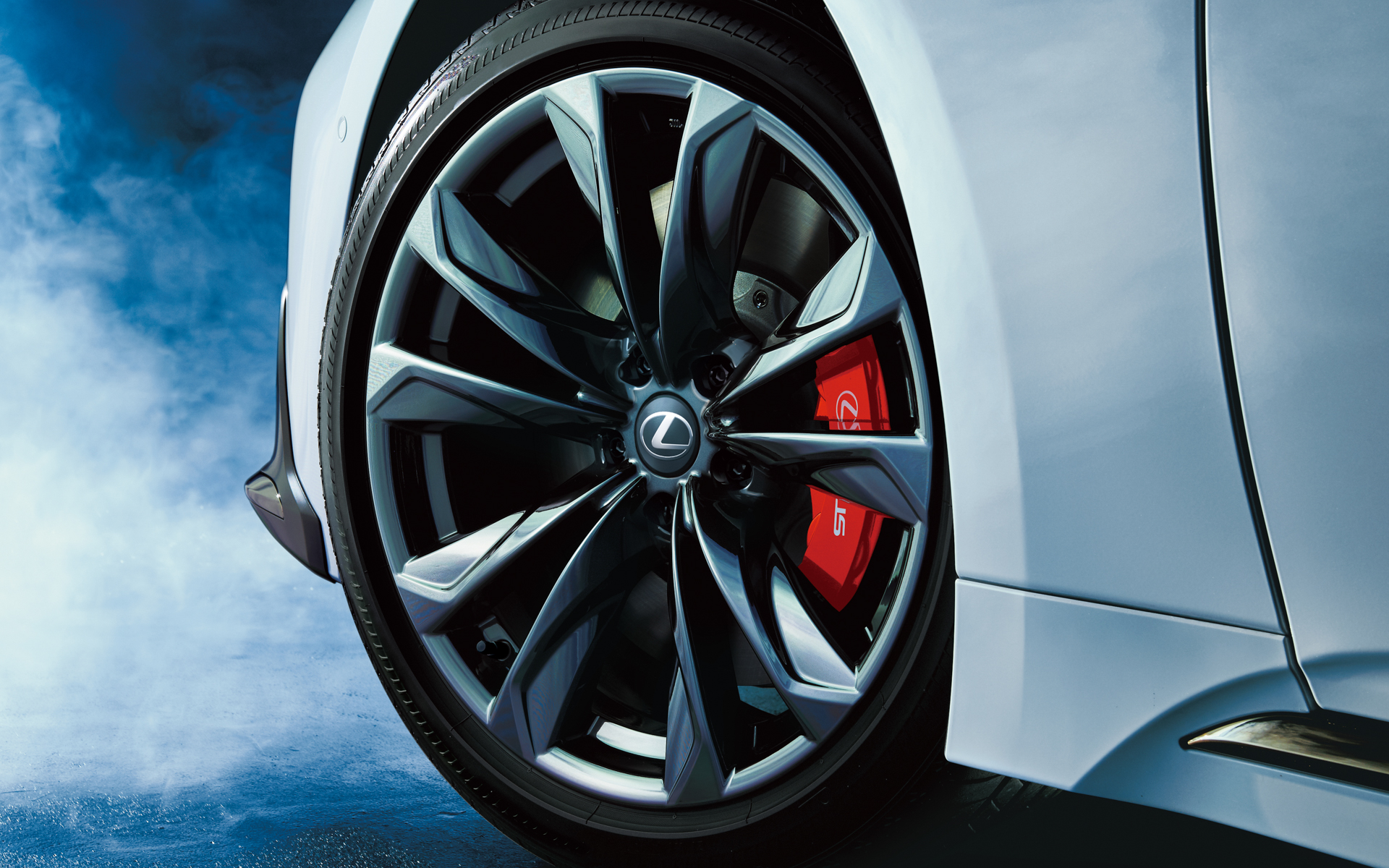 ブレーキキャリパーの意匠を変更。キャリパーはレッド塗装で、ロゴはシルバーを採用