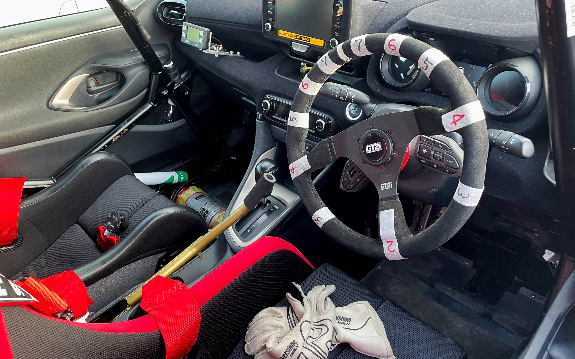 ペースノート作り。レッキ中のハンドル。こちらは丹後半島ラリーの本番車で行なったレッキで。全日本では本番車は使えなかったと思う