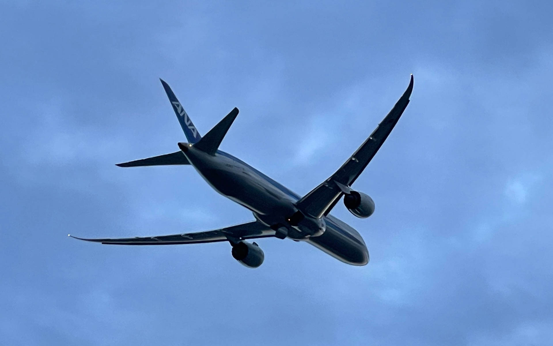 羽田を離陸したばかりのANA機。果たして飛び立てるのか、オレ