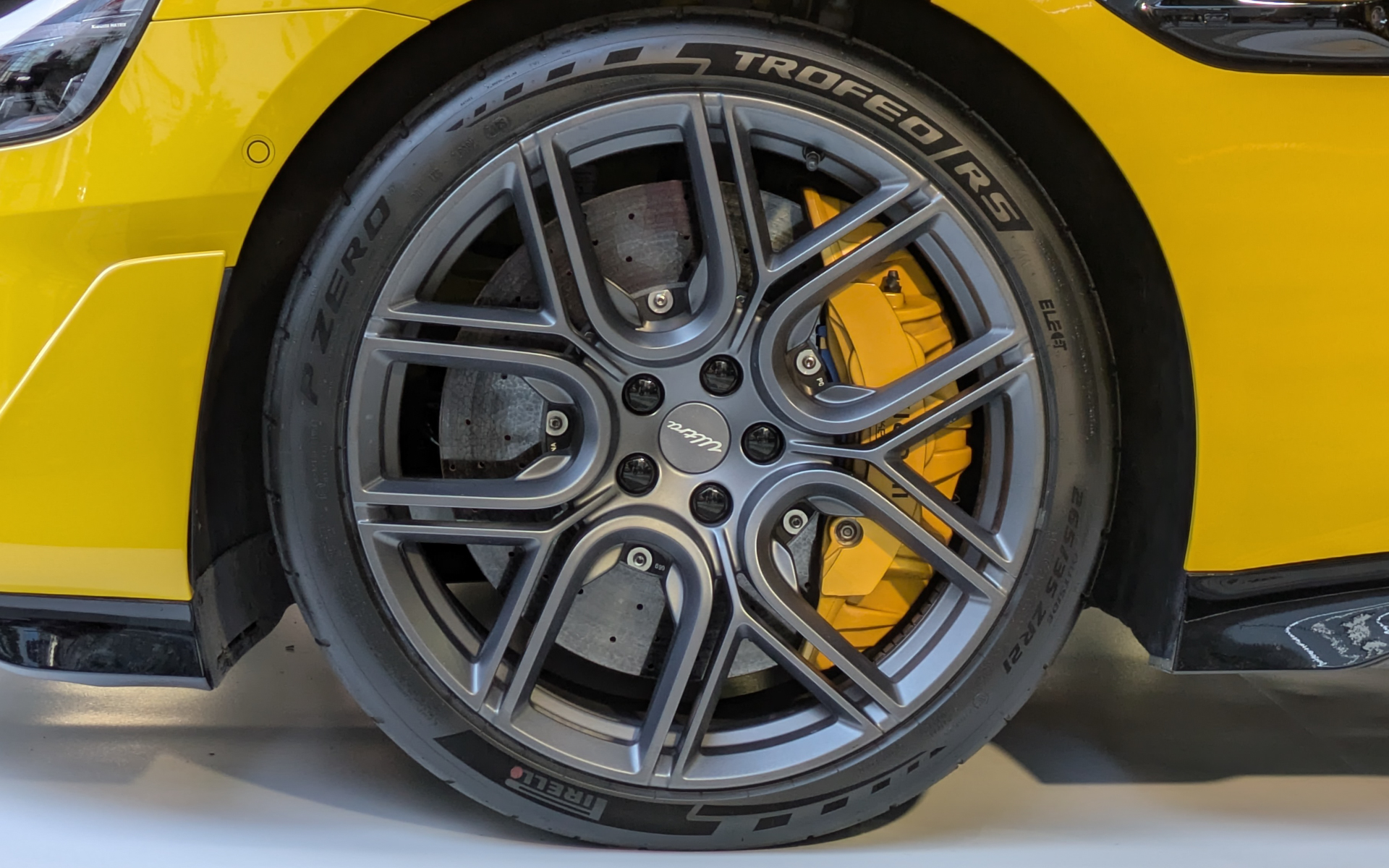 タイヤはピレリの「P ZERO TROFEO RS」でサイズはフロントが265/35ZR21、リアが325/30ZR21。BEV対応品を示す「ELECT」のロゴマークも刻印されている