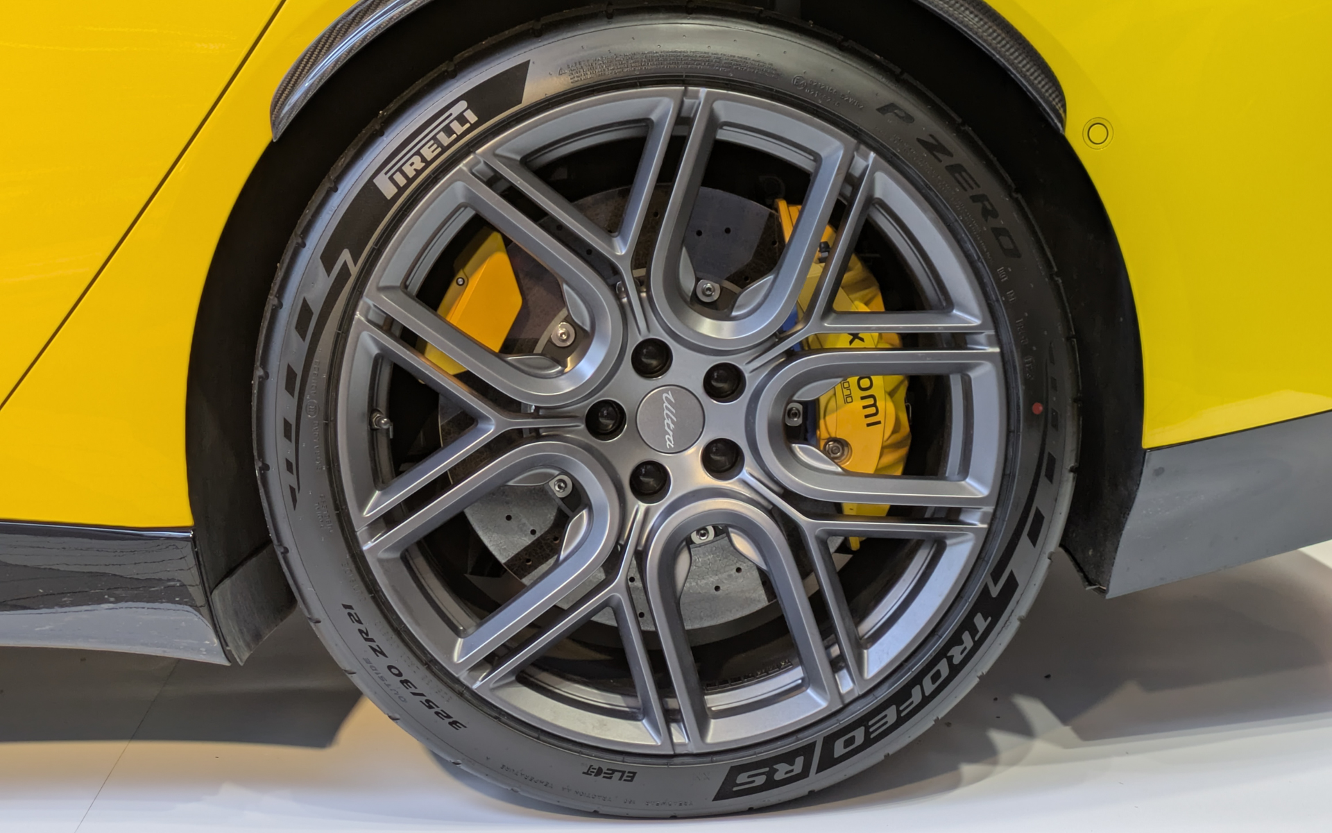 タイヤはピレリの「P ZERO TROFEO RS」でサイズはフロントが265/35ZR21、リアが325/30ZR21。BEV対応品を示す「ELECT」のロゴマークも刻印されている