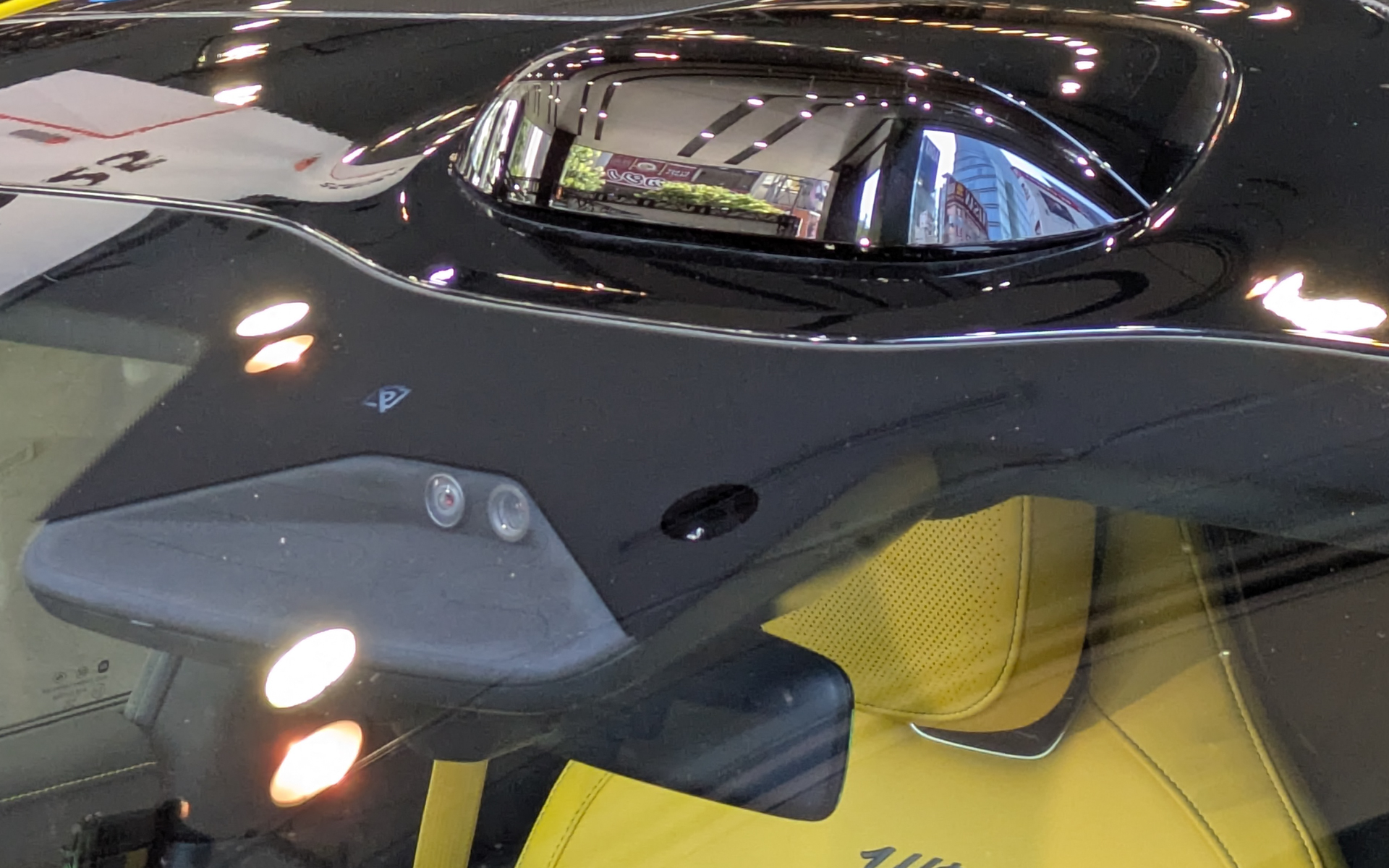 2つのフロントカメラほほかに、ルーフにもセンサーを備えている。ウイングはカーボンファイバー製