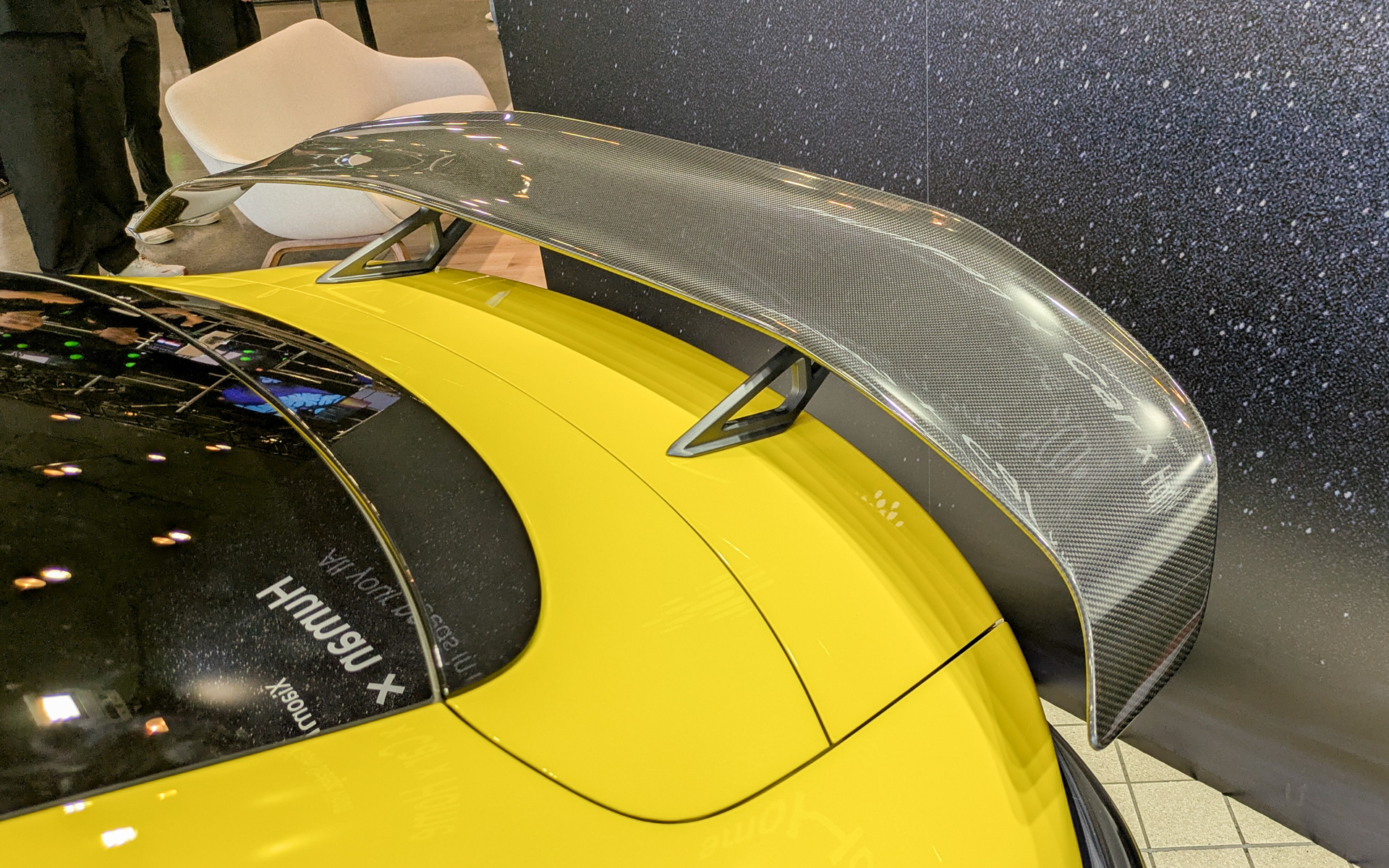 2つのフロントカメラほほかに、ルーフにもセンサーを備えている。ウイングはカーボンファイバー製