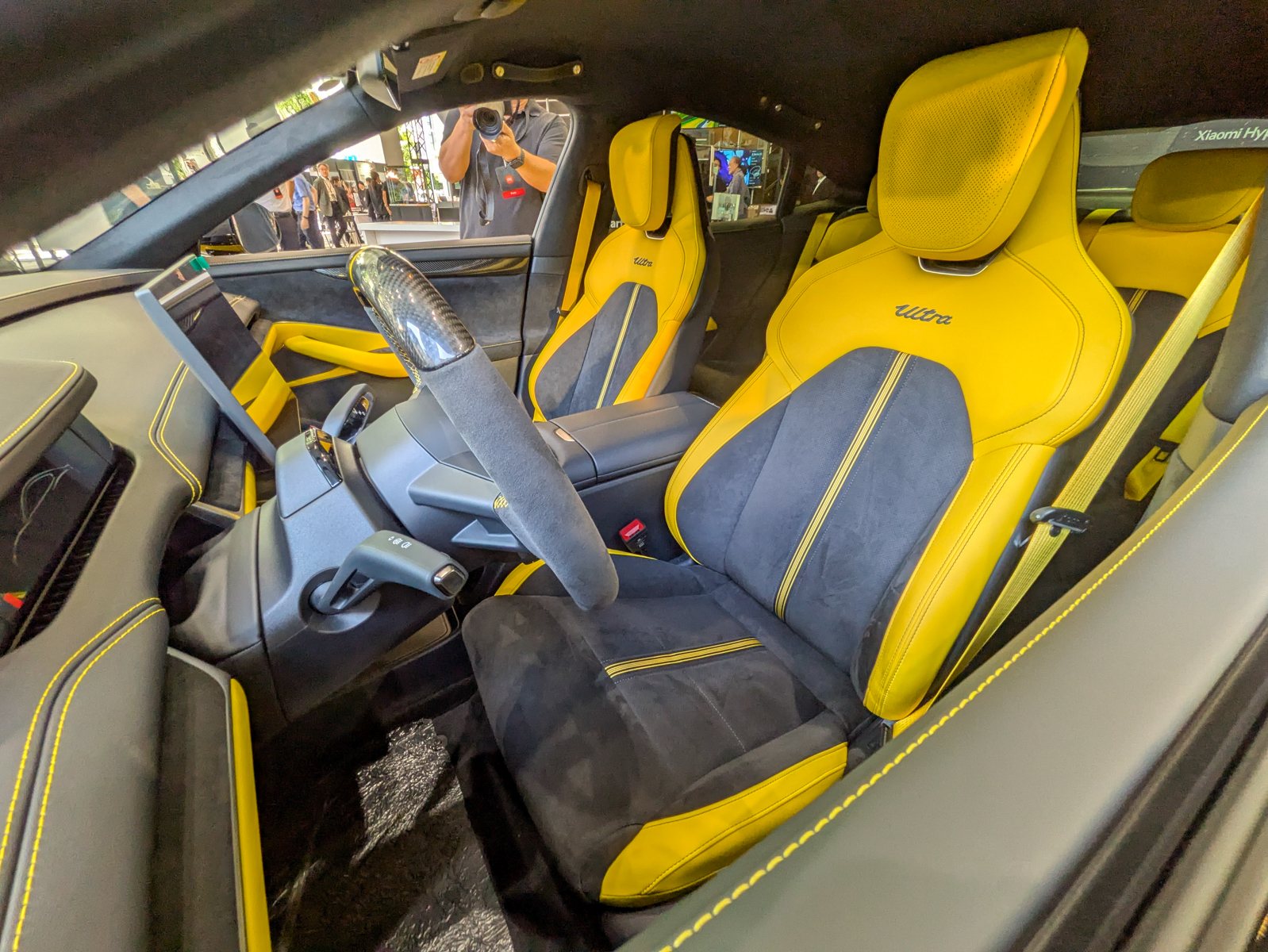 シートは黄色のレザーとグレーのアルカンターラで、ボディカラーに合わせた内装色となっている