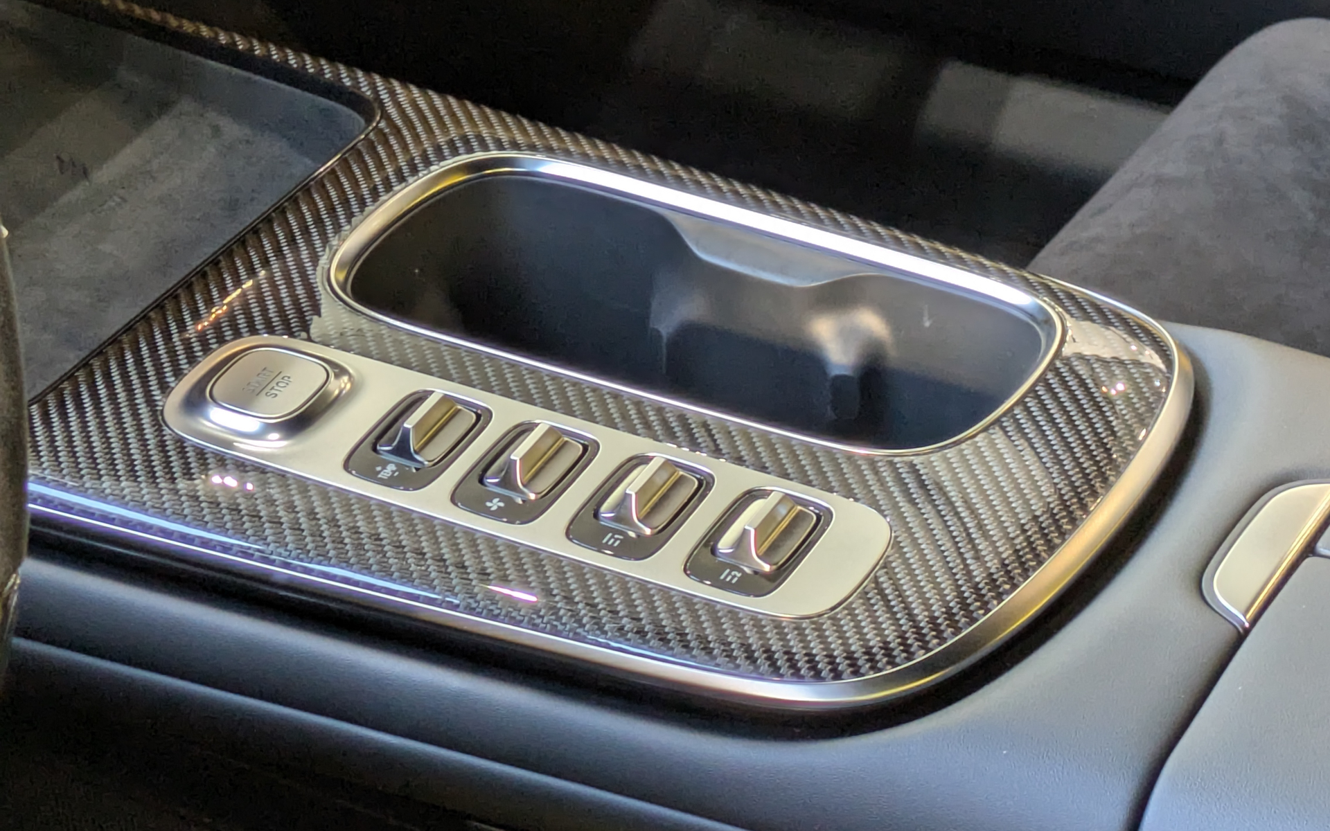 センターコンソールには始動スイッチのほか、エアコンのスイッチなどが並ぶ。大型のセンターディスプレイを備える