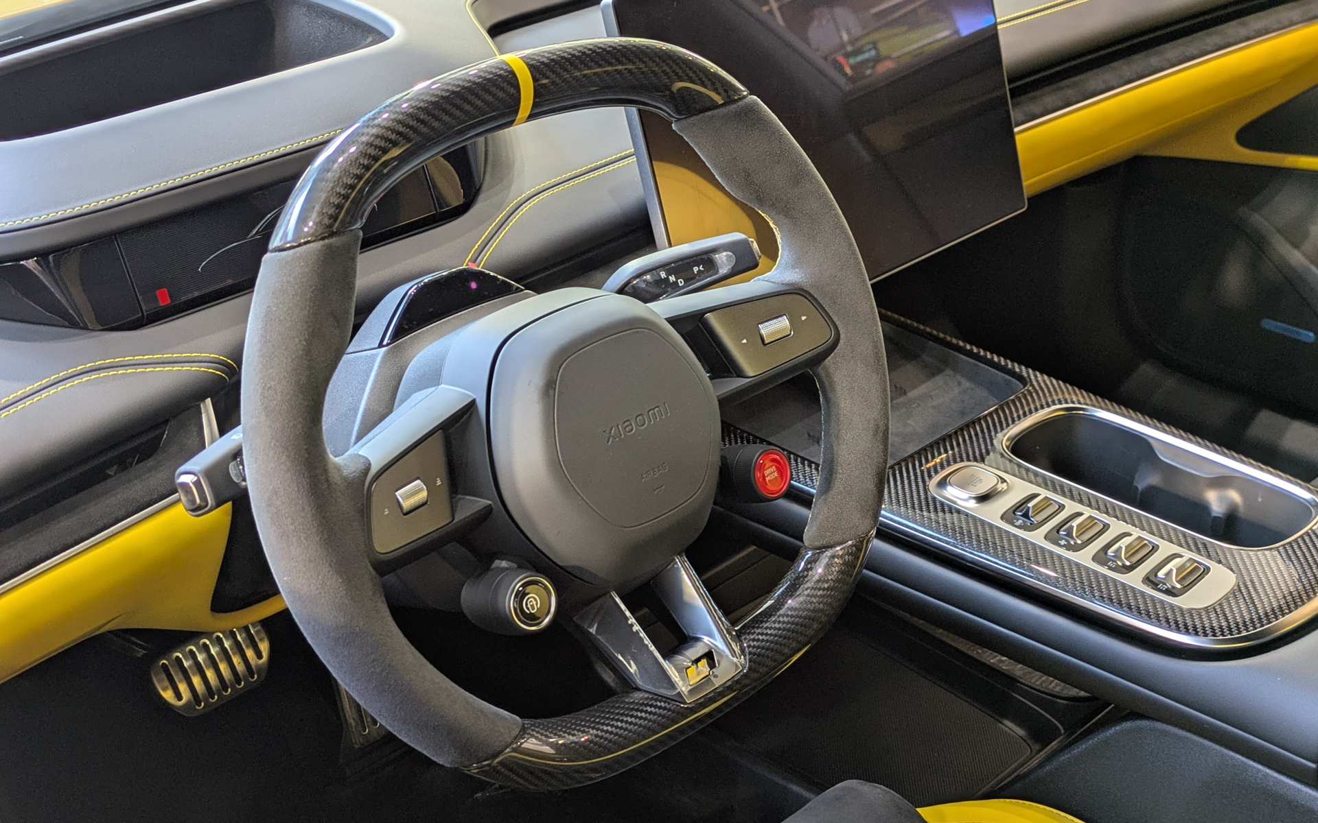 ステアリングは上下が平になった楕円タイプ。ステアリングコラムにシフトレバーを配置している