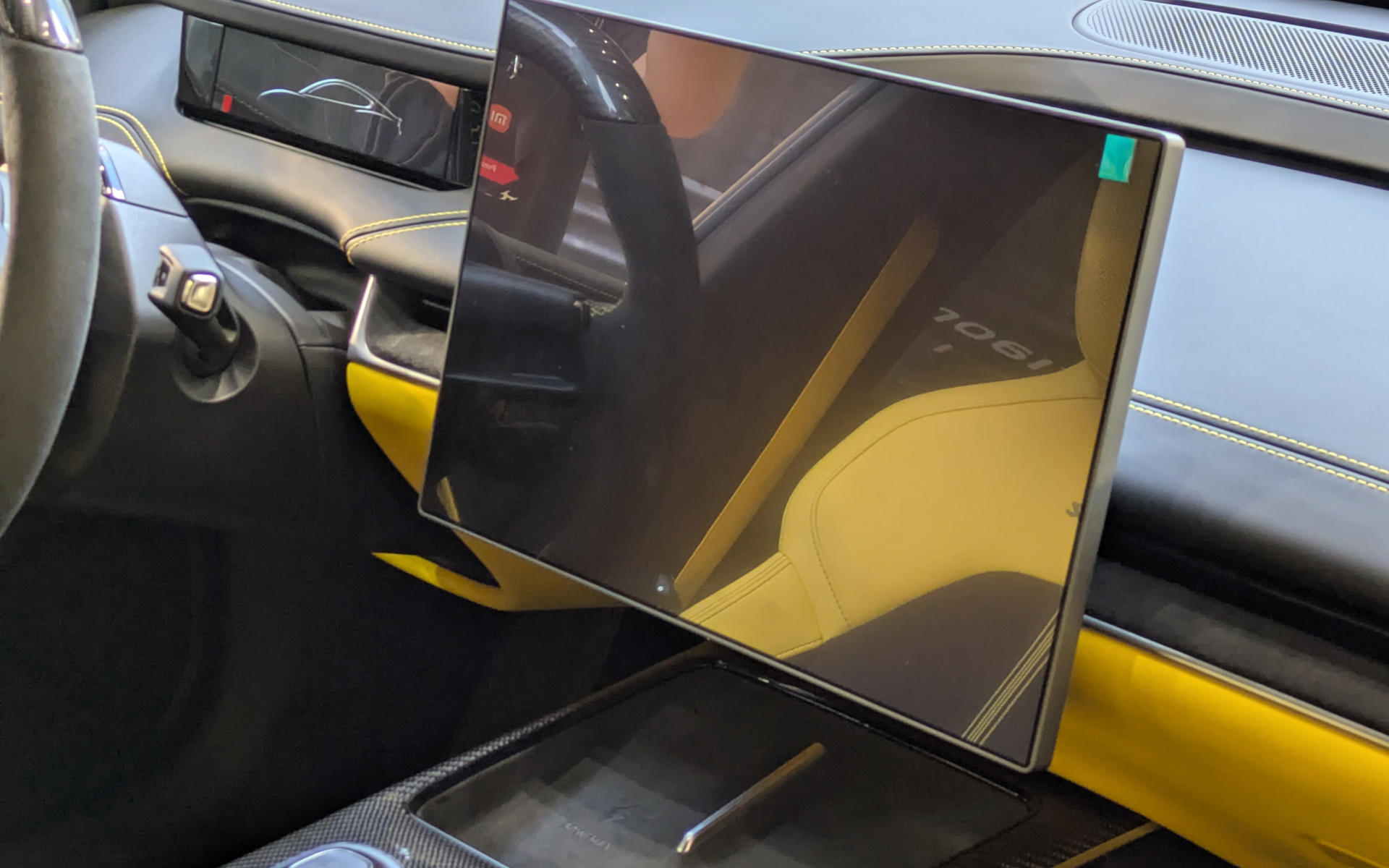 センターコンソールには始動スイッチのほか、エアコンのスイッチなどが並ぶ。大型のセンターディスプレイを備える