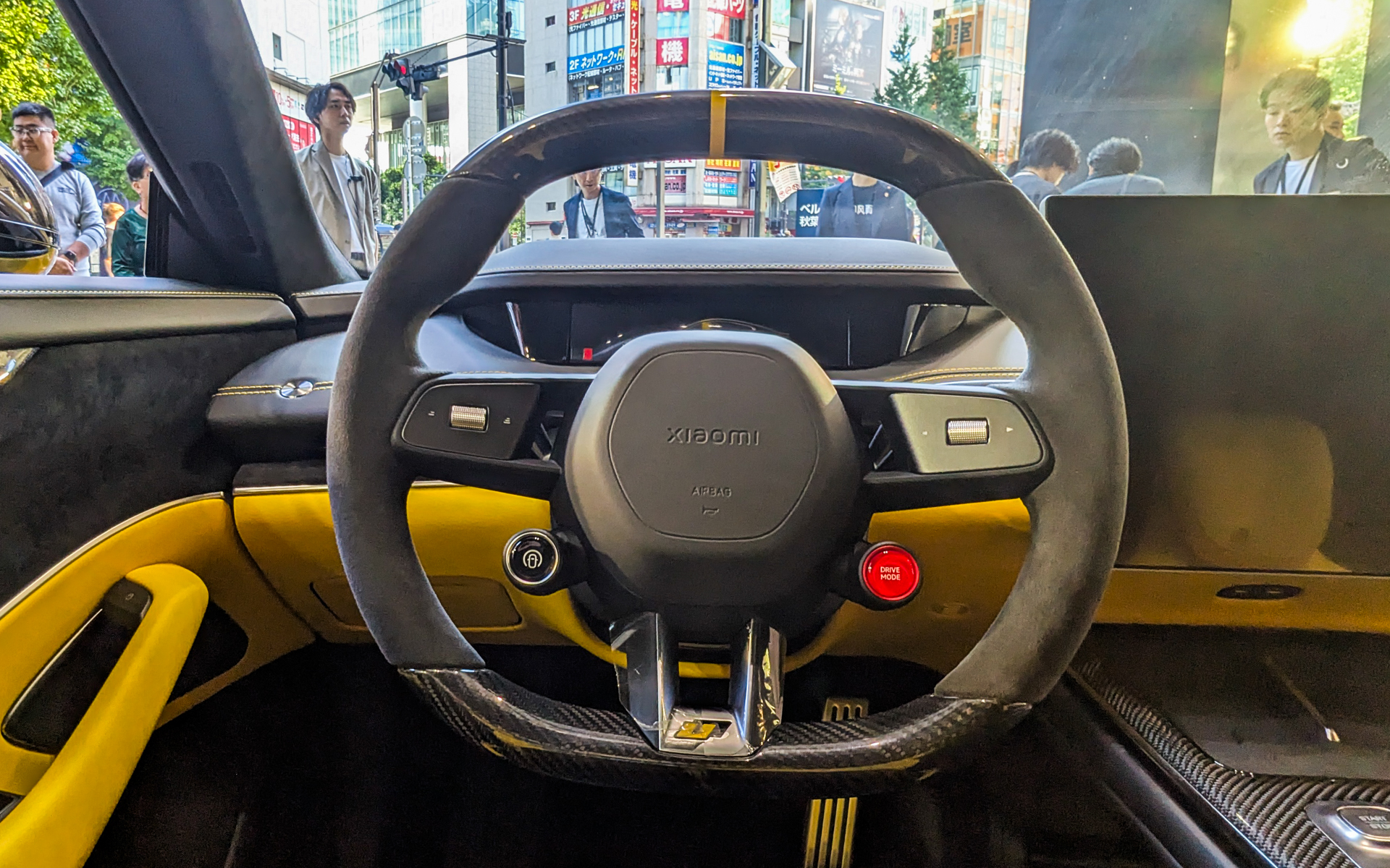 ステアリングは上下が平になった楕円タイプ。ステアリングコラムにシフトレバーを配置している