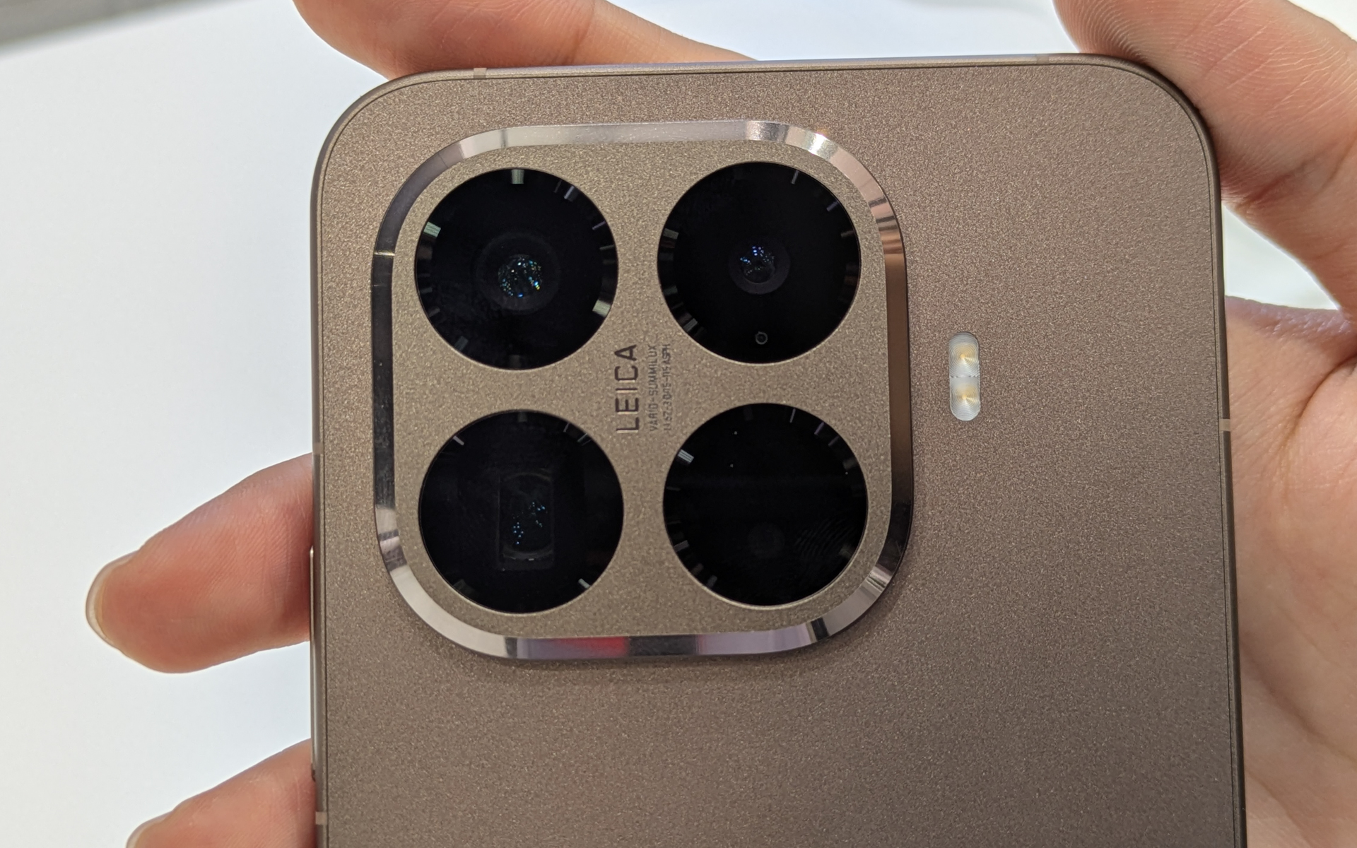 カメラはライカと共同開発