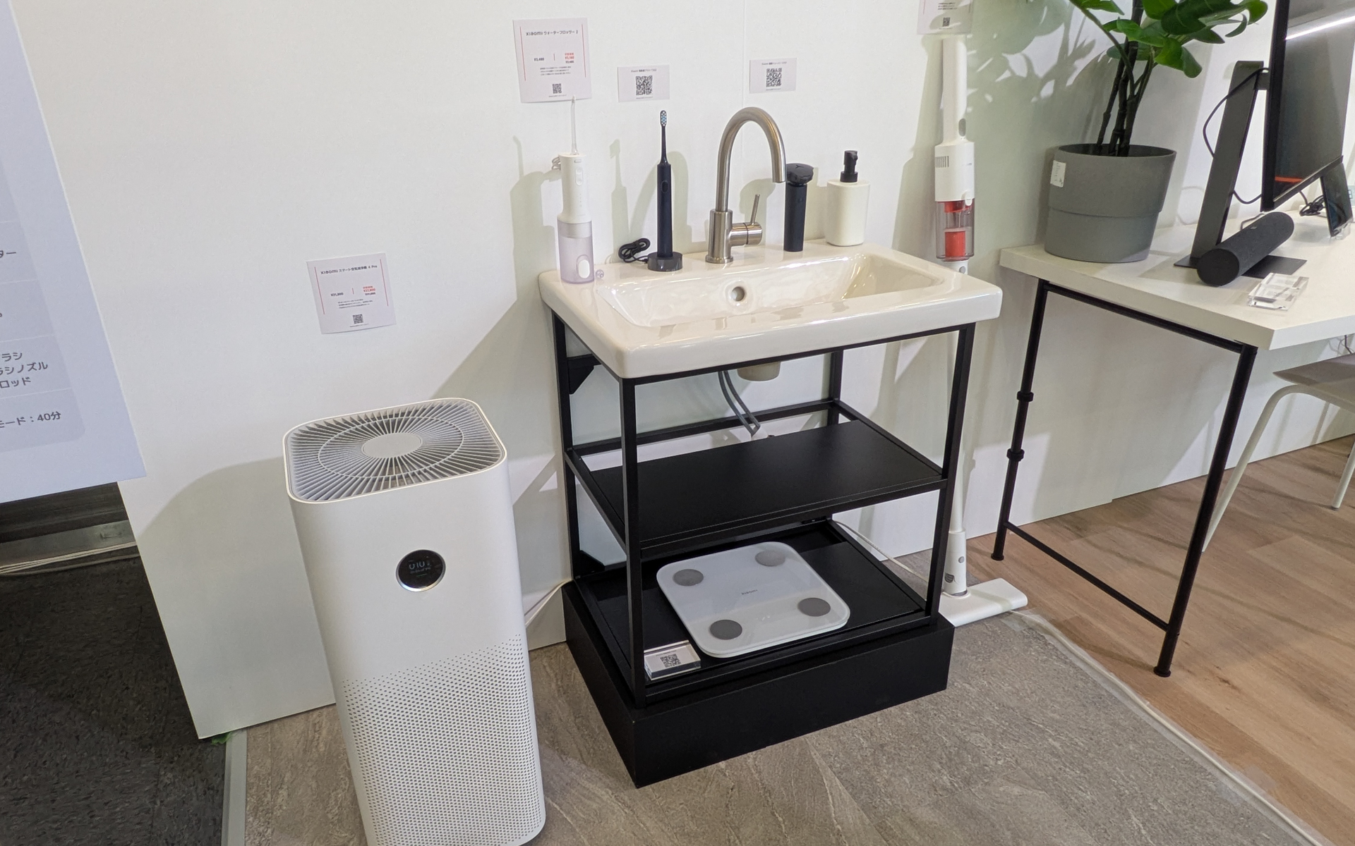 シャオミの新製品がずらりと並び、どれも実際に触れられる