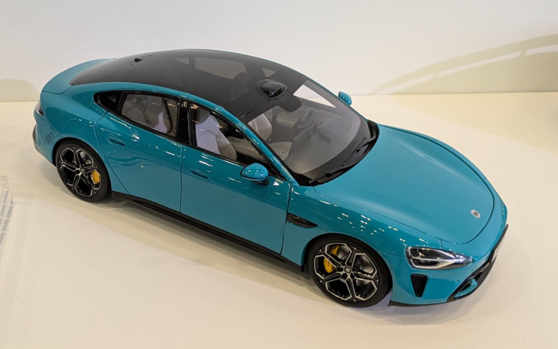 SU7のダイキャストカー