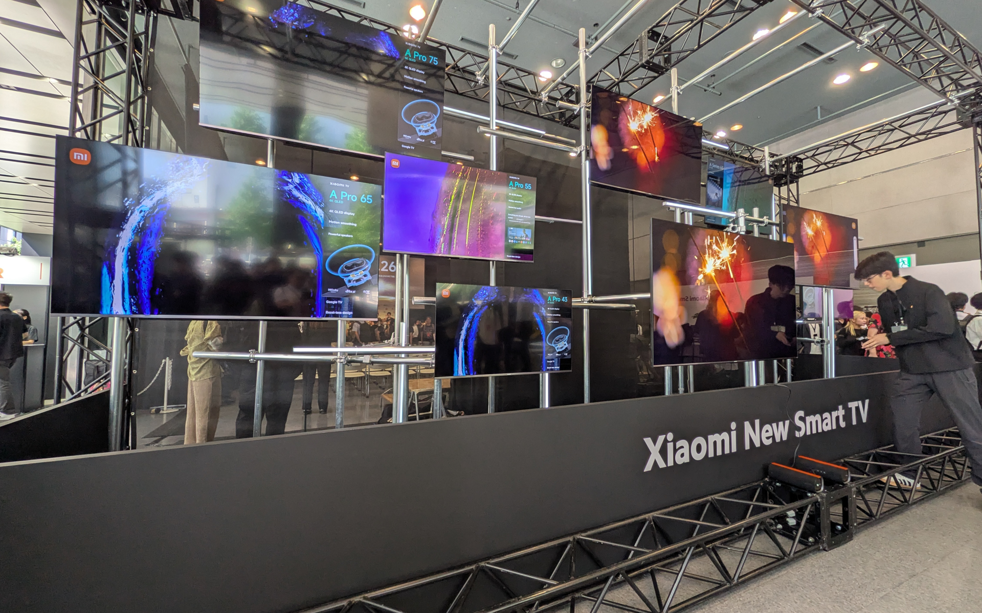 シャオミの新製品がずらりと並び、どれも実際に触れられる