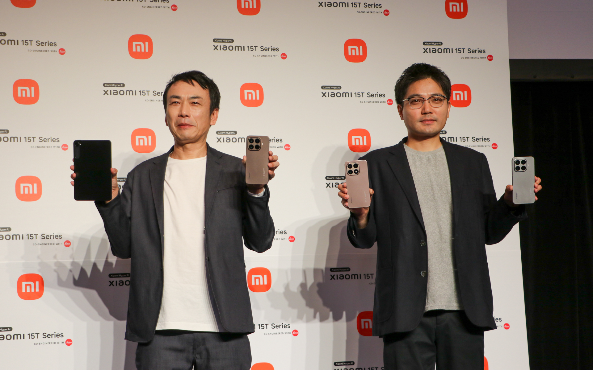 シャオミジャパン プロダクトプランニング部 本部長 安達晃彦氏（左）、シャオミジャパン副社長 鄭彦氏（右）