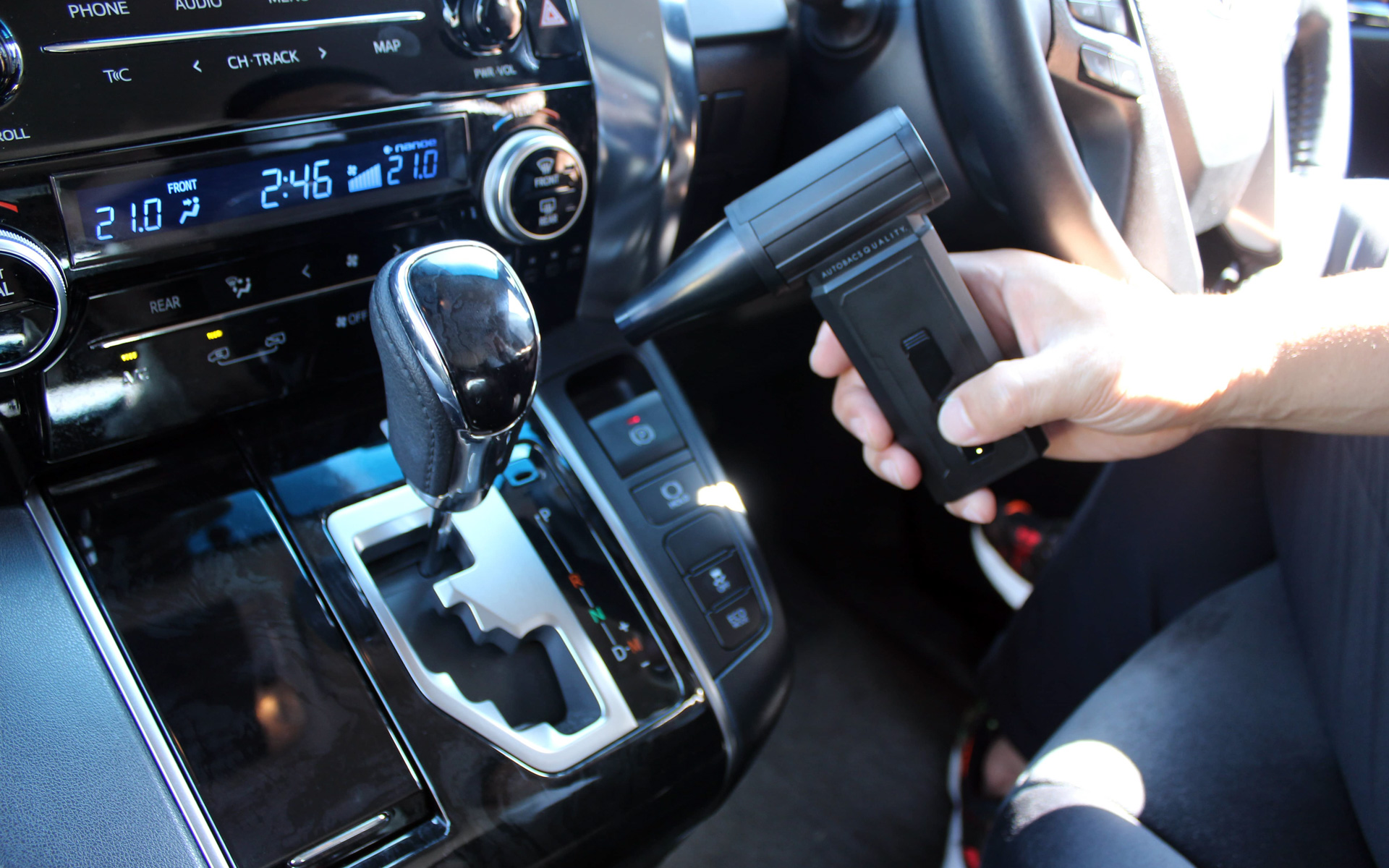 拭き取りにくいグリルにたまった水滴もラクに除去でき、車内のホコリ飛ばしにも活用可能