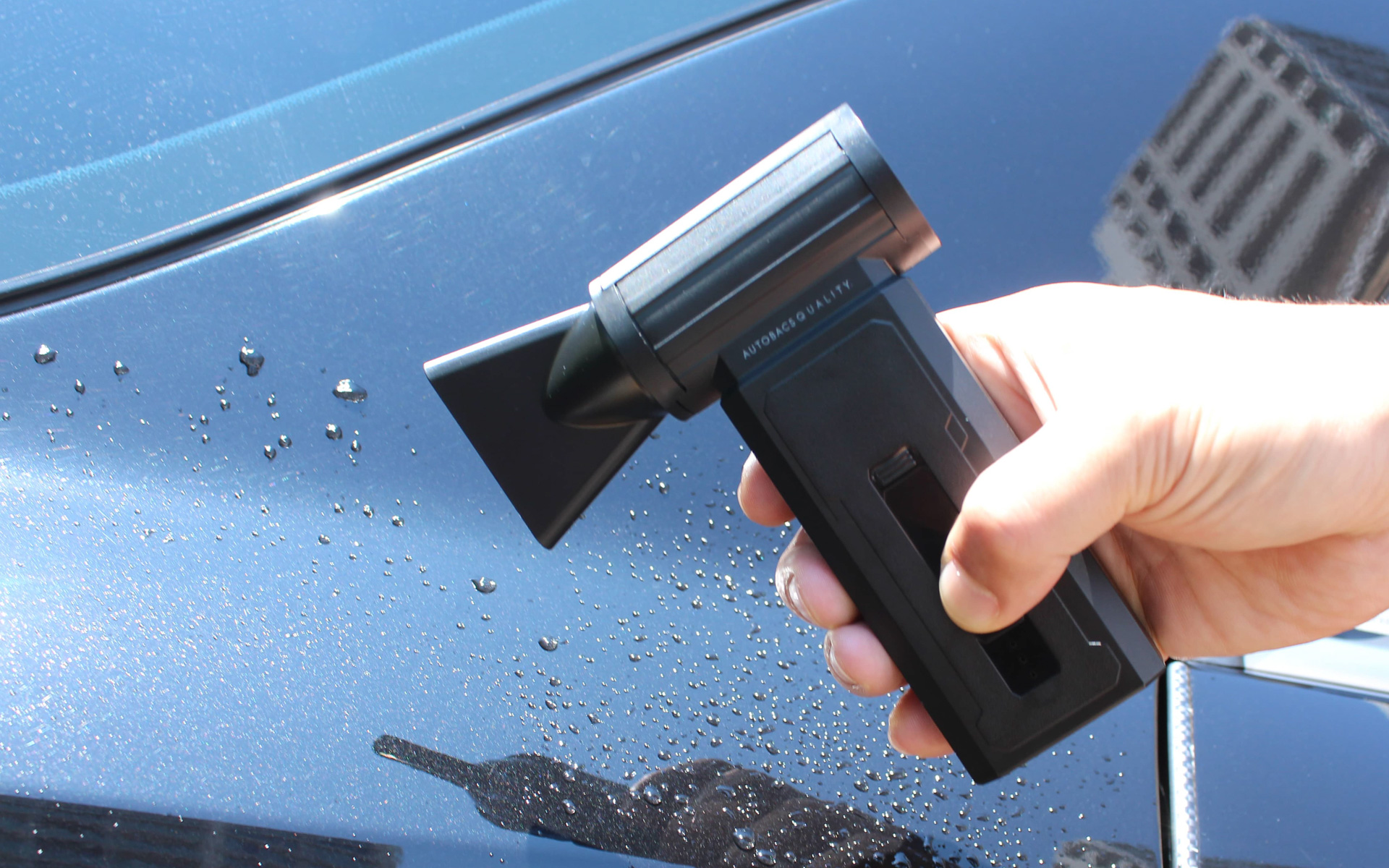 広範囲の水滴を飛ばすためのワイドノズルを装着した「ハイパーブロアーmini」