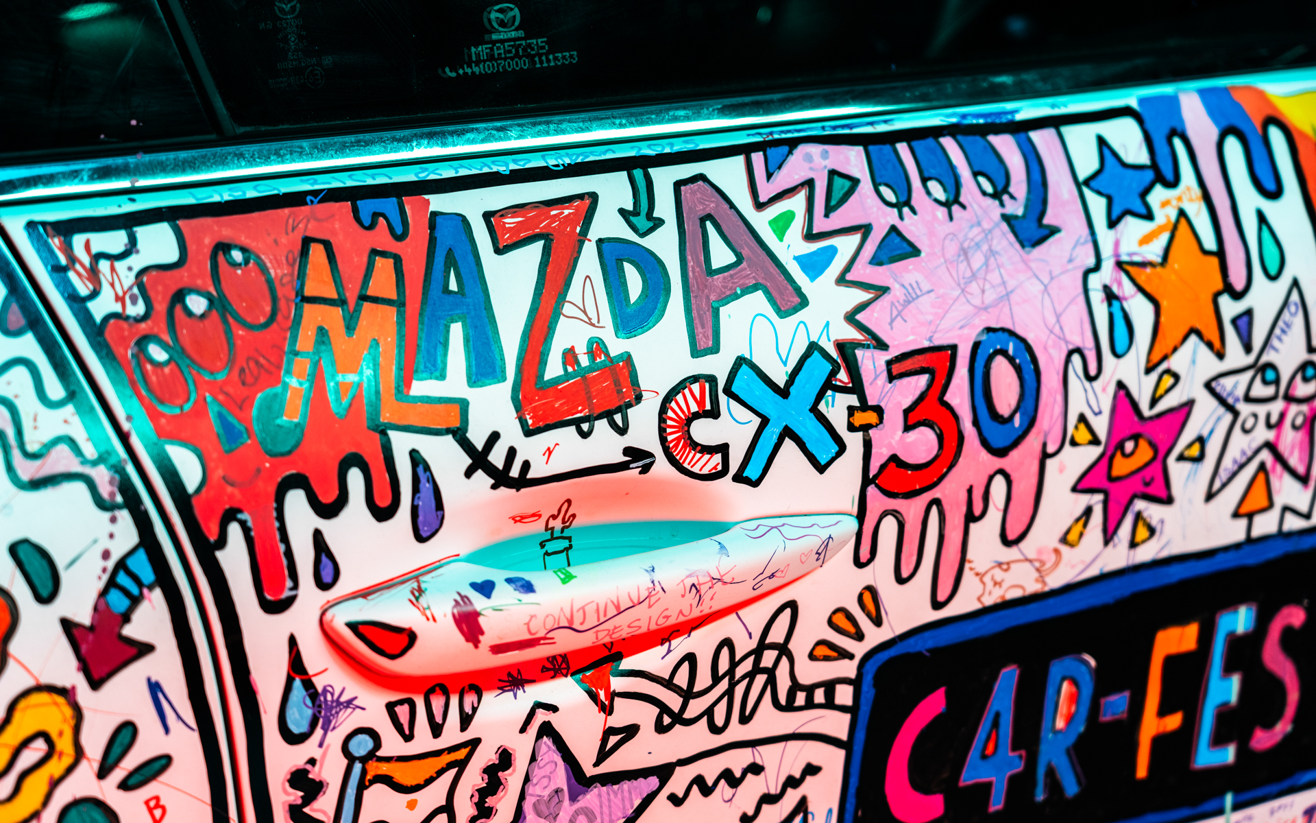 アーティストとイベント来場者と著名人たちの手で完成したマツダのCX-30アートカー