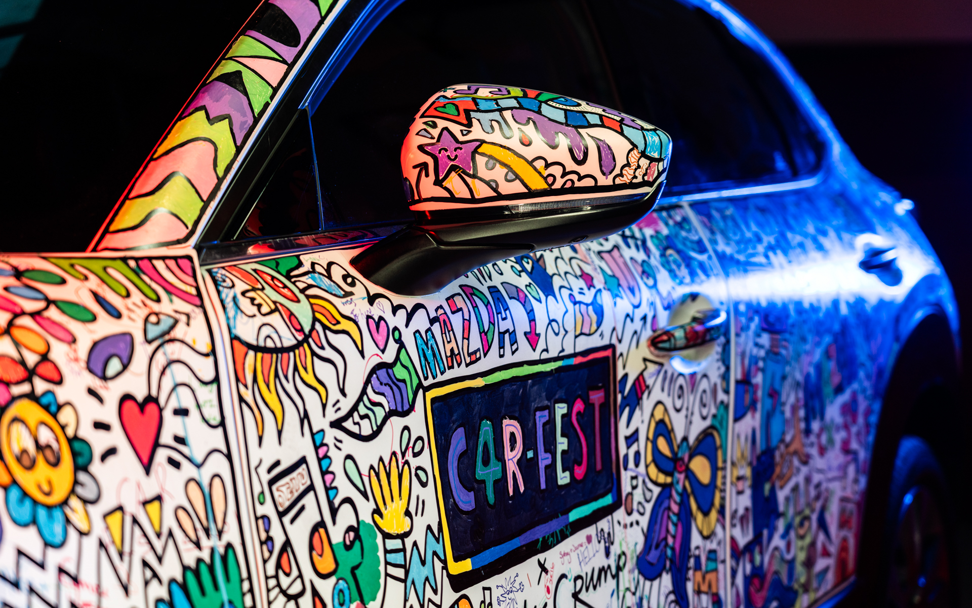 アーティストとイベント来場者と著名人たちの手で完成したマツダのCX-30アートカー