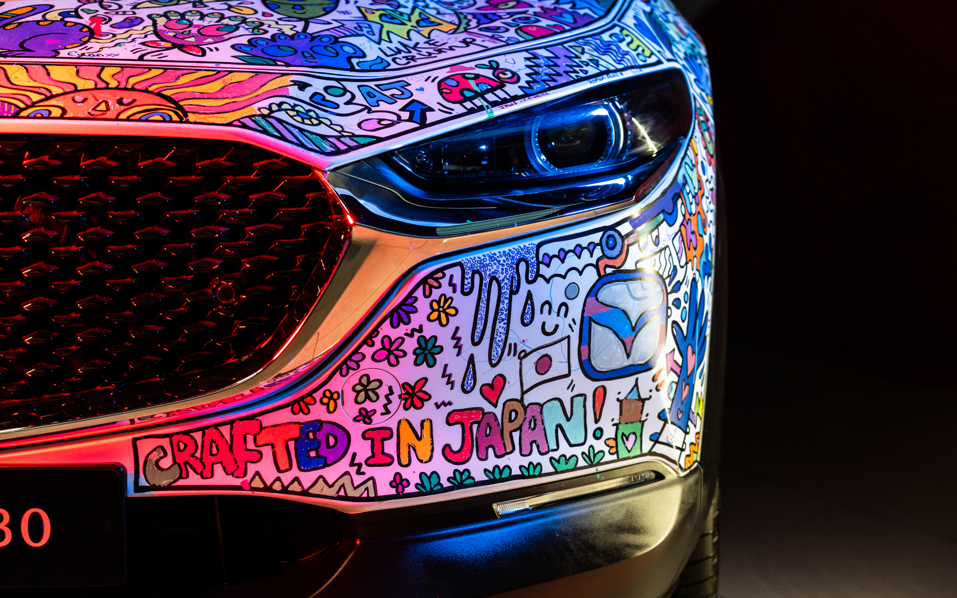 アーティストとイベント来場者と著名人たちの手で完成したマツダのCX-30アートカー