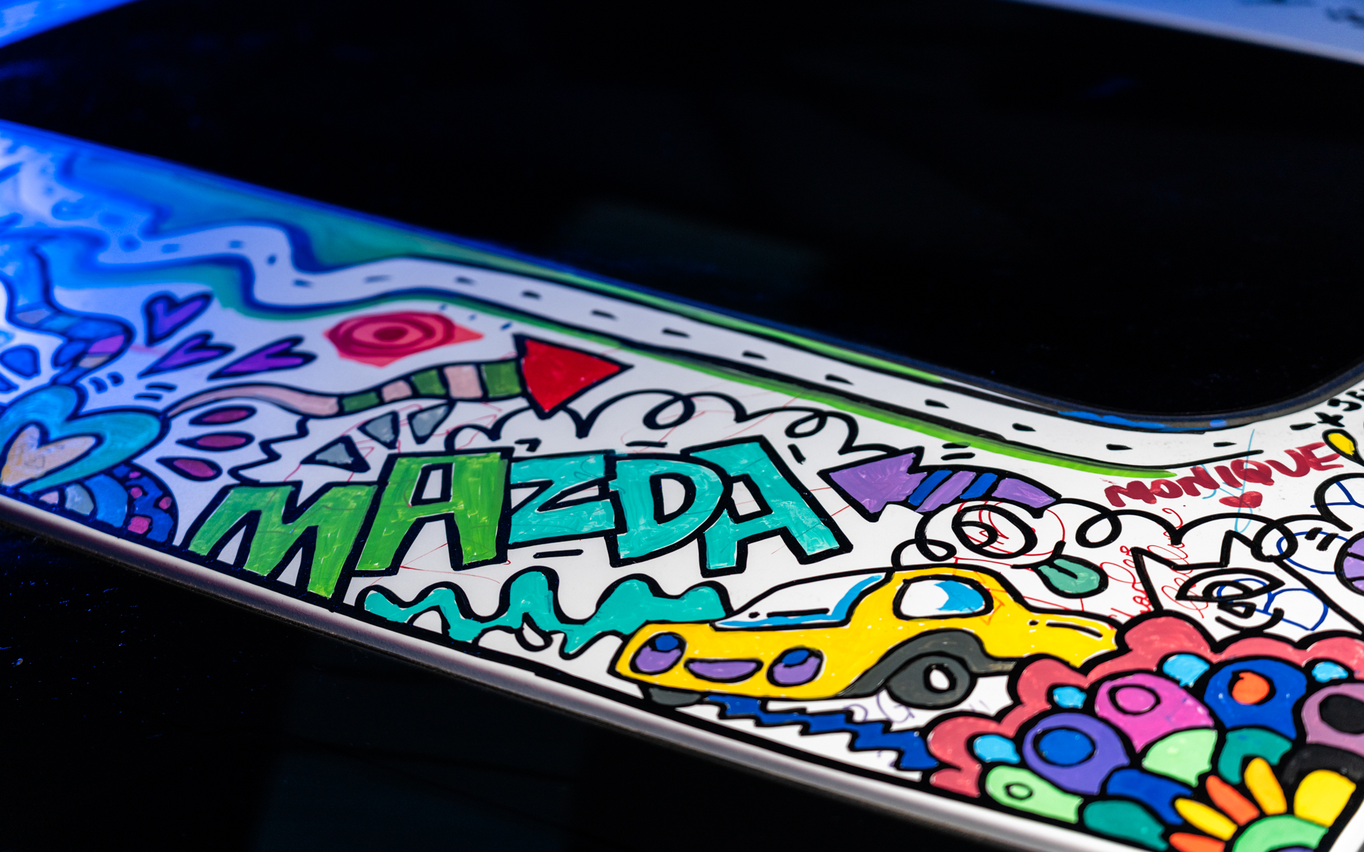 アーティストとイベント来場者と著名人たちの手で完成したマツダのCX-30アートカー