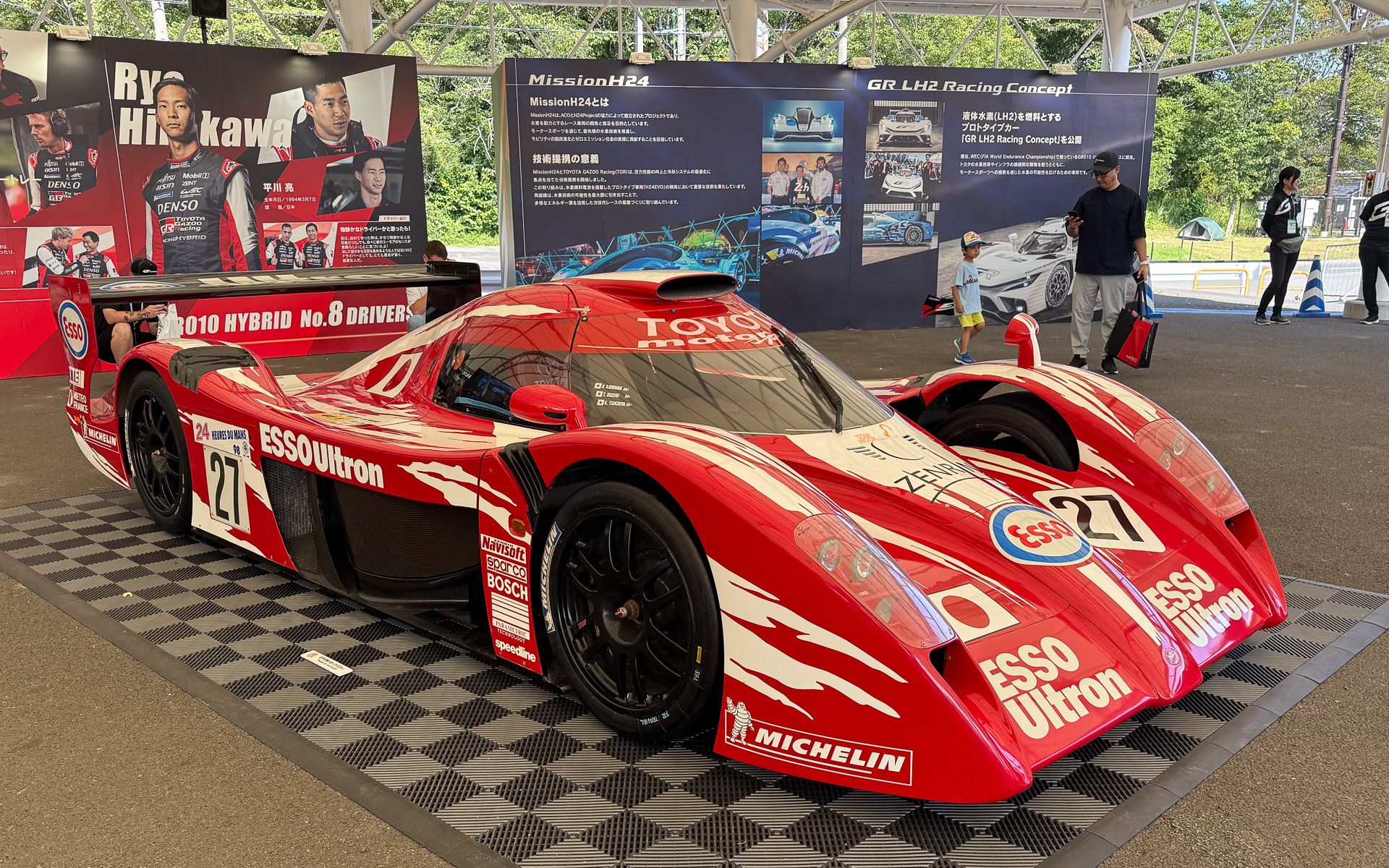 富士スピードウェイに展示された1998年型のTS020