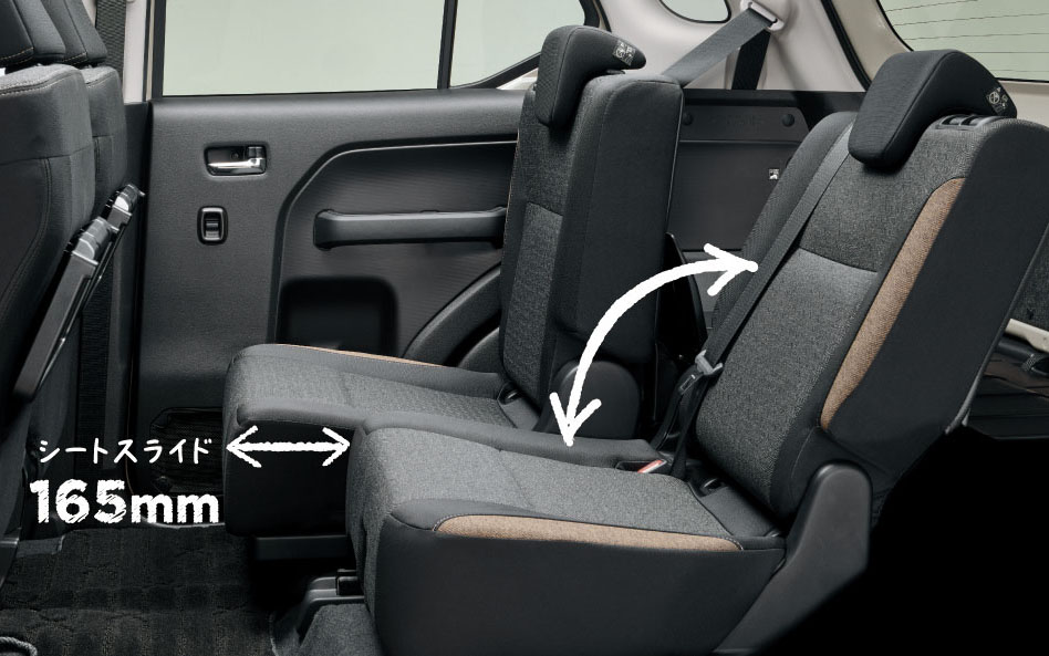 リアシートのスライド量は165mm。リクライニング機構も備える