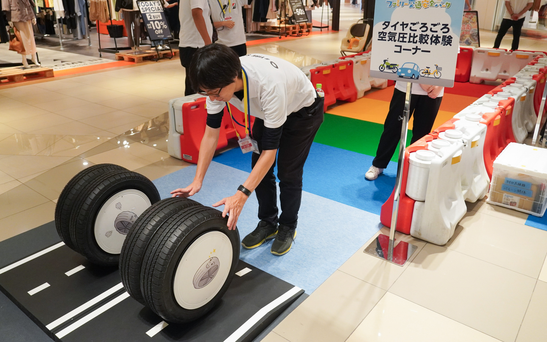 空気圧の違いによるタイヤの転がり方を2つのタイヤで確認できる