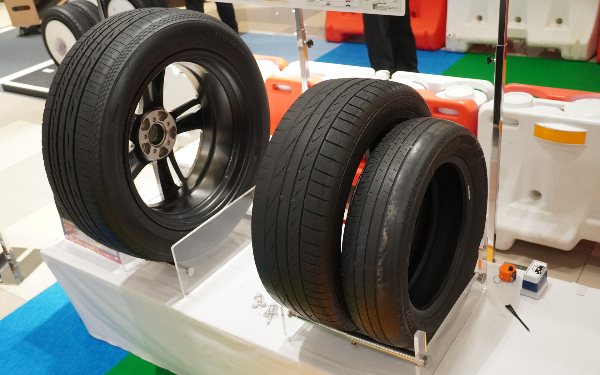 偏摩耗してタイヤの中身が見えている展示