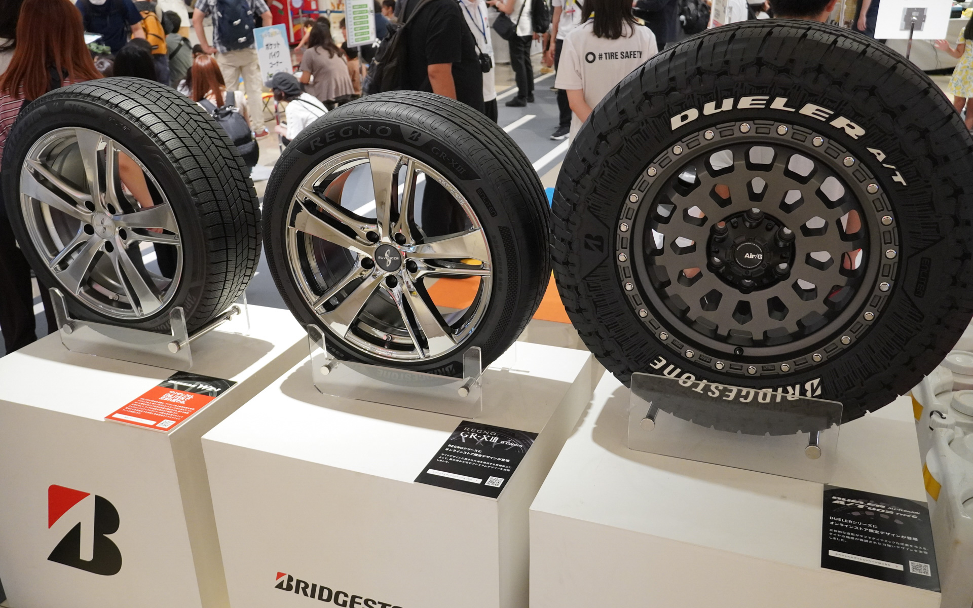 ブリヂストンの代表的なタイヤたちを展示