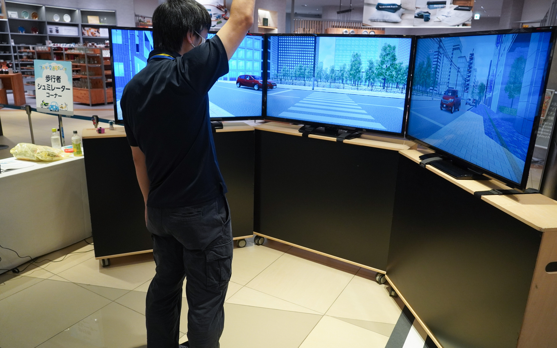 歩行者安全シミュレーターを設置。自分が歩いているときに起こり得る危険を体験できる